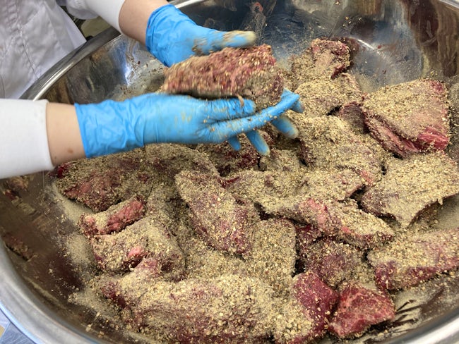 当社では手作りで牛100%ソーセージ、ローストビーフ、ハンバーグステーキなどをふるさと納税や道の駅で販売しています。当社で生産された牛肉の加工品は、化学調味料を使わず、牛肉本来の味が味わえます♪