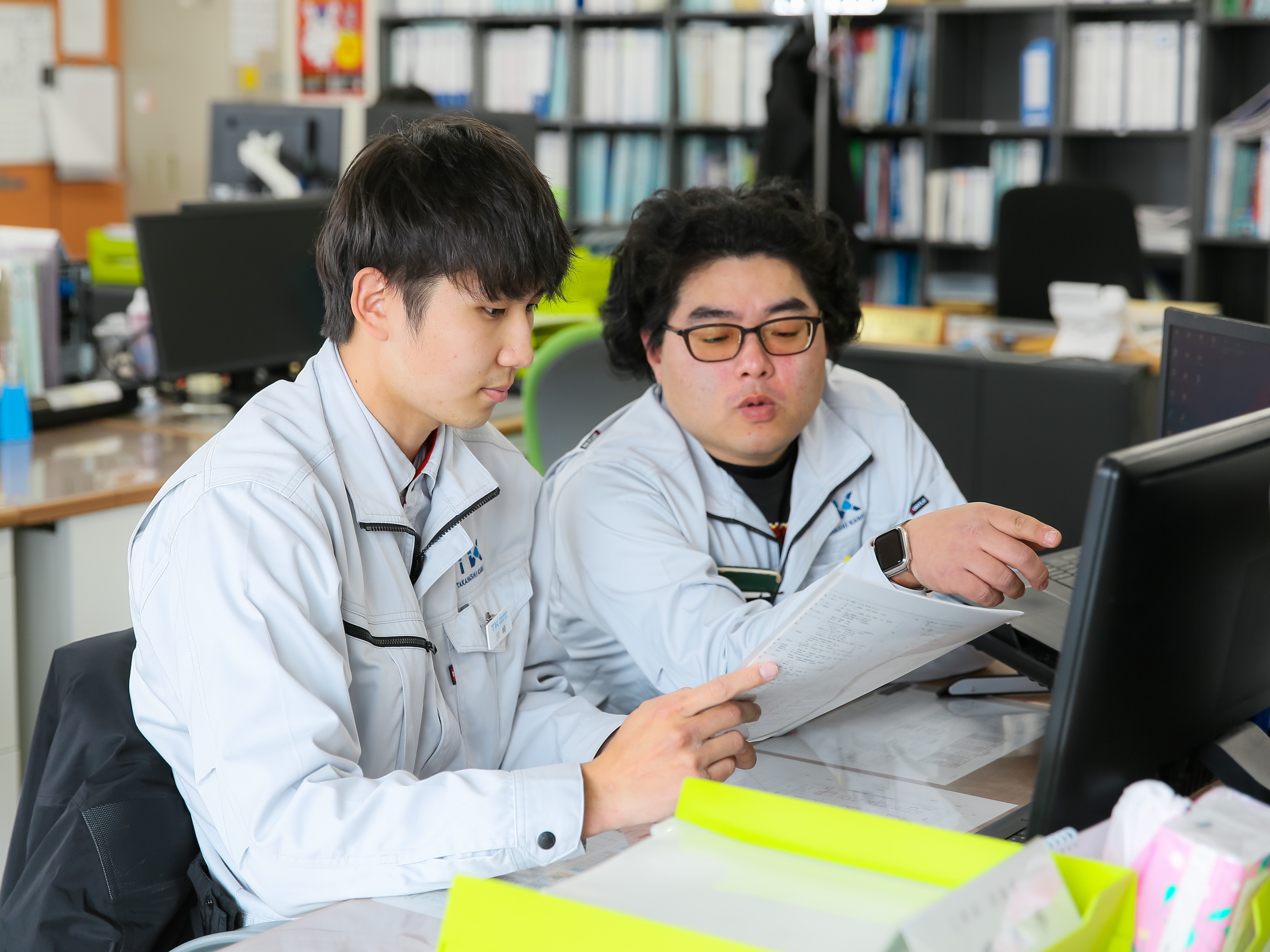 【新入社員教育】入社後しばらくは先輩との同行を通じて実務を丁寧にお教えします。その他グループ全体の教育もあり、不安なく勤務が出来るように手厚くサポートを行います。