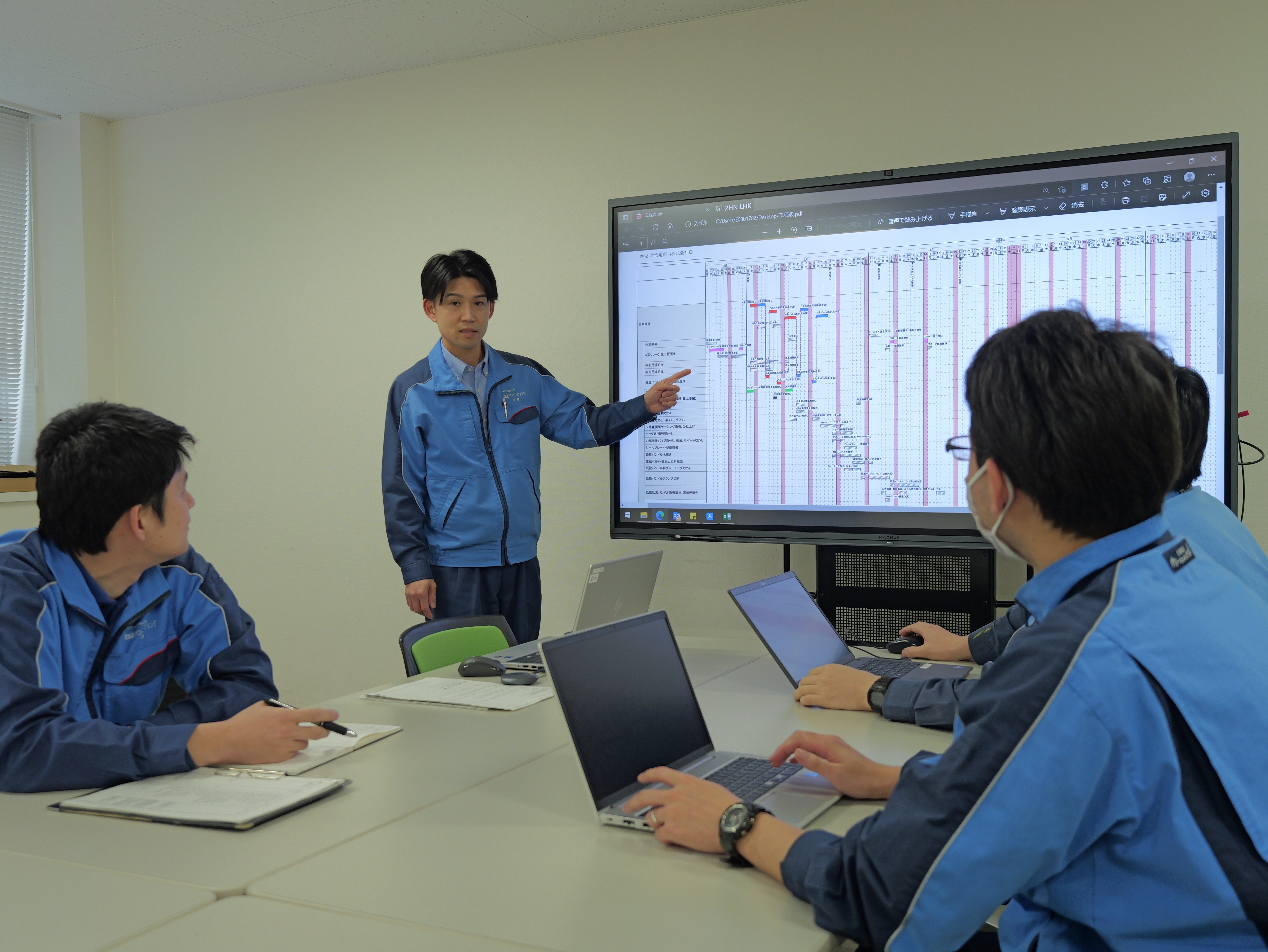 チームワークが基本！互いをリスペクトし合う職場で、 ベテランから若手まで幅広い世代が活躍中です。技術を尊重し合う風土があり、困った時はすぐに相談できる環境です。