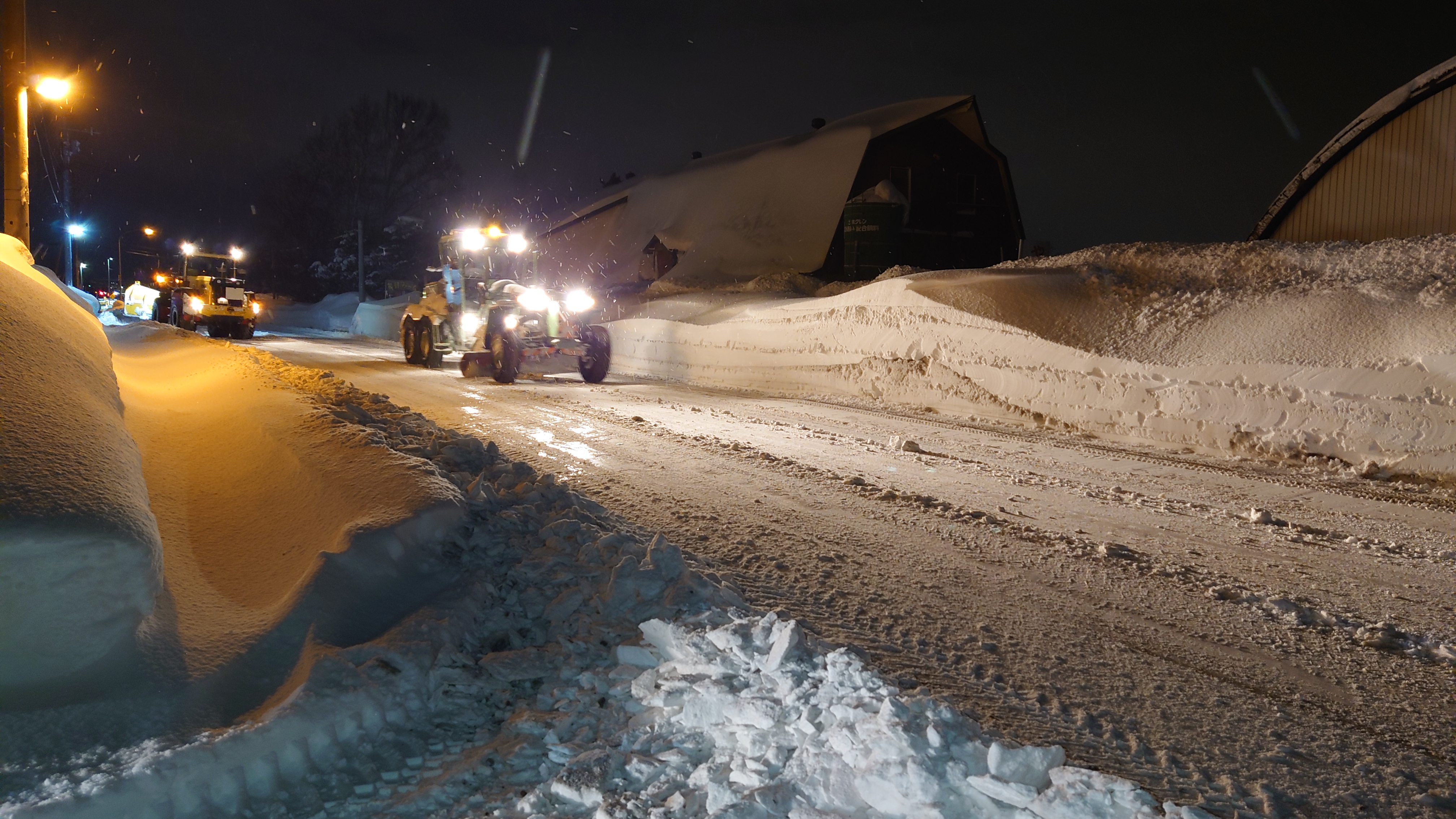 冬季間は江別市内の除排雪業務をしています。江別市からの信頼が厚いので､年間安定した仕事を受注しています！