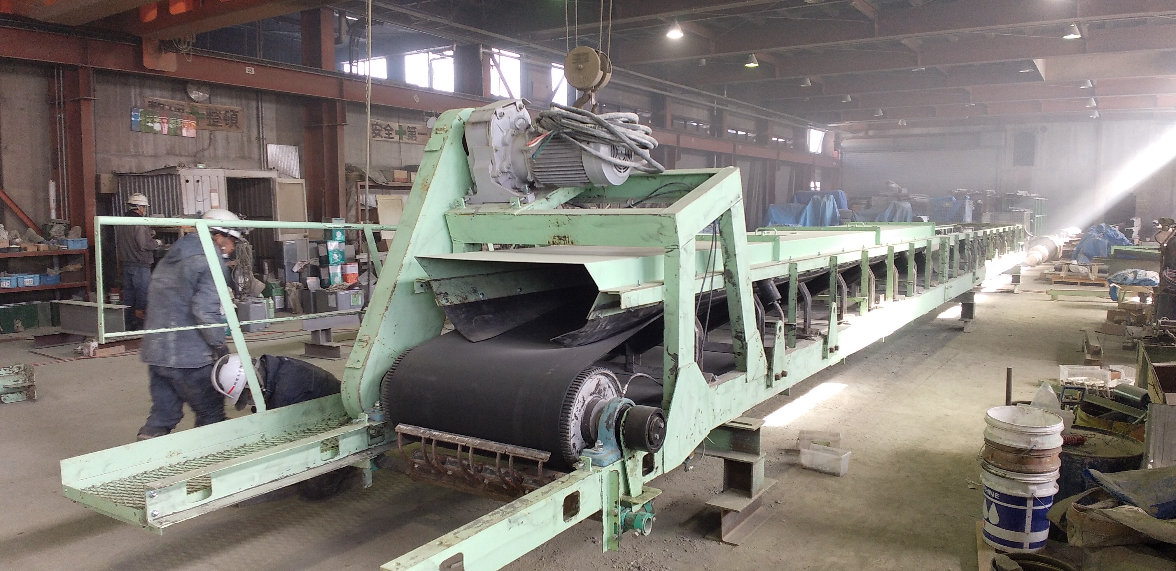 入社後は機械の分解からスタート。分解した部品をキレイにしたり、グリスを付けたり、部品取り替えたりしんがら部品を少しずつ覚えていきます。機械を扱うことに興味があれば楽しさも大きい仕事です。