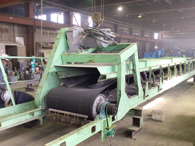 入社後は機械の分解からスタート。分解した部品をキレイにしたり、グリスを付けたり、部品取り替えたりしんがら部品を少しずつ覚えていきます。機械を扱うことに興味があれば楽しさも大きい仕事です。