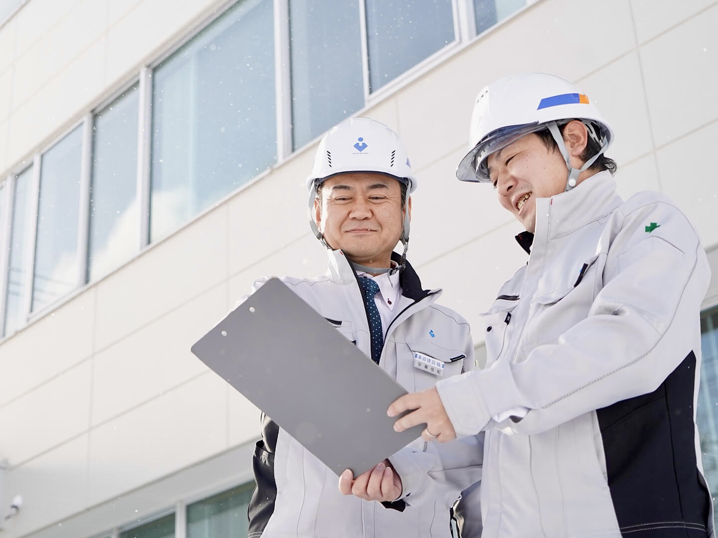 【異業種からの転職者も活躍中】
現場では職人さんとのやり取りも多く、コミュニケーションが大切な仕事です！
全く違う業界からスタートした社員も多く、関係性を築きながら成長できます。