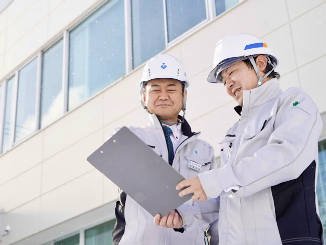 【異業種からの転職者も活躍中】
現場では職人さんとのやり取りも多く、コミュニケーションが大切な仕事です!
全く違う業界からスタートした社員も多く、関係性を築きながら成長できます。