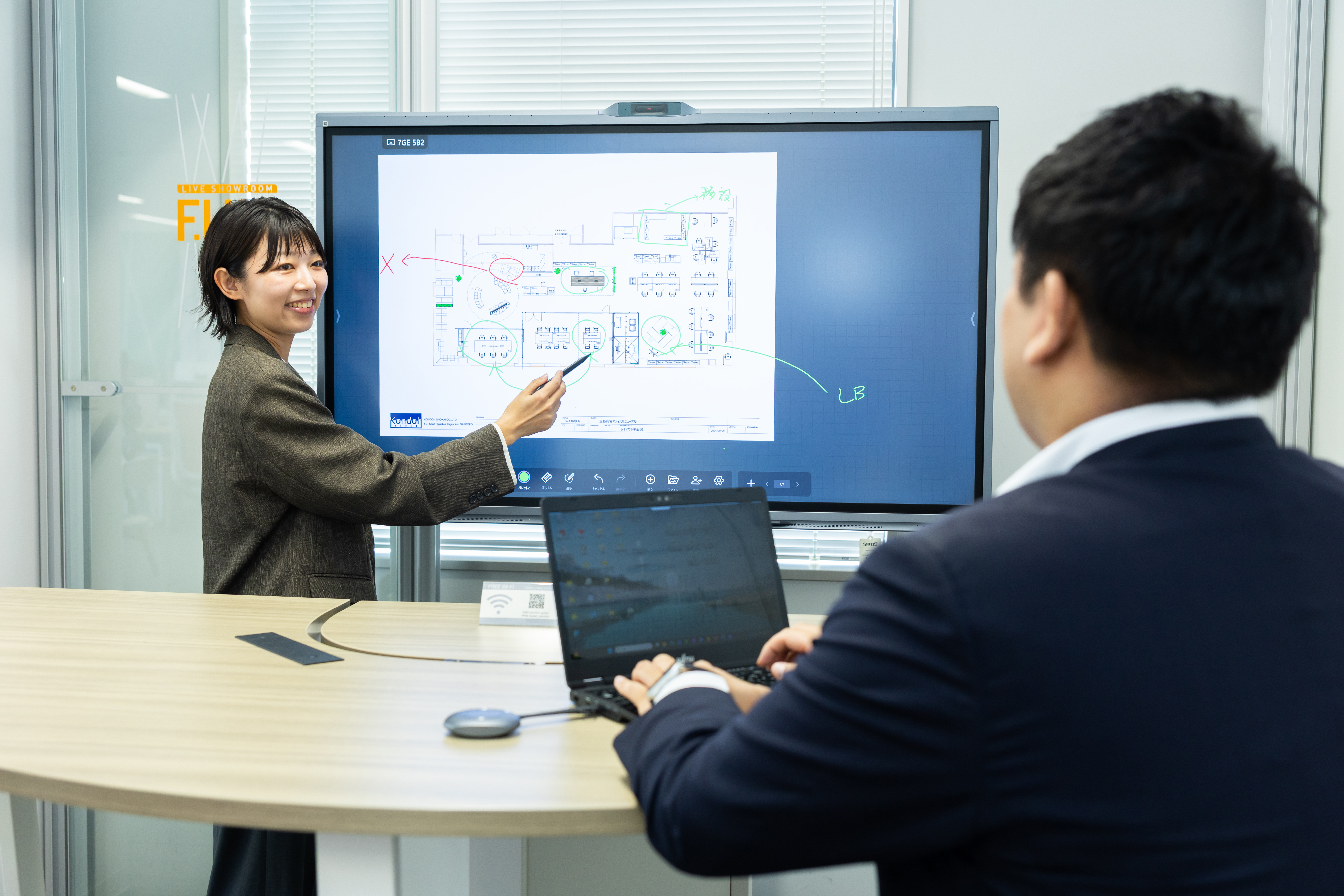 デスクや什器のレイアウトから社屋の内装設置まで。インテリアや間取りなど住宅関係の知識や経験、建築や電気工事、ITなど多様な業界の知識が思わぬカタチで活かせる仕事です。