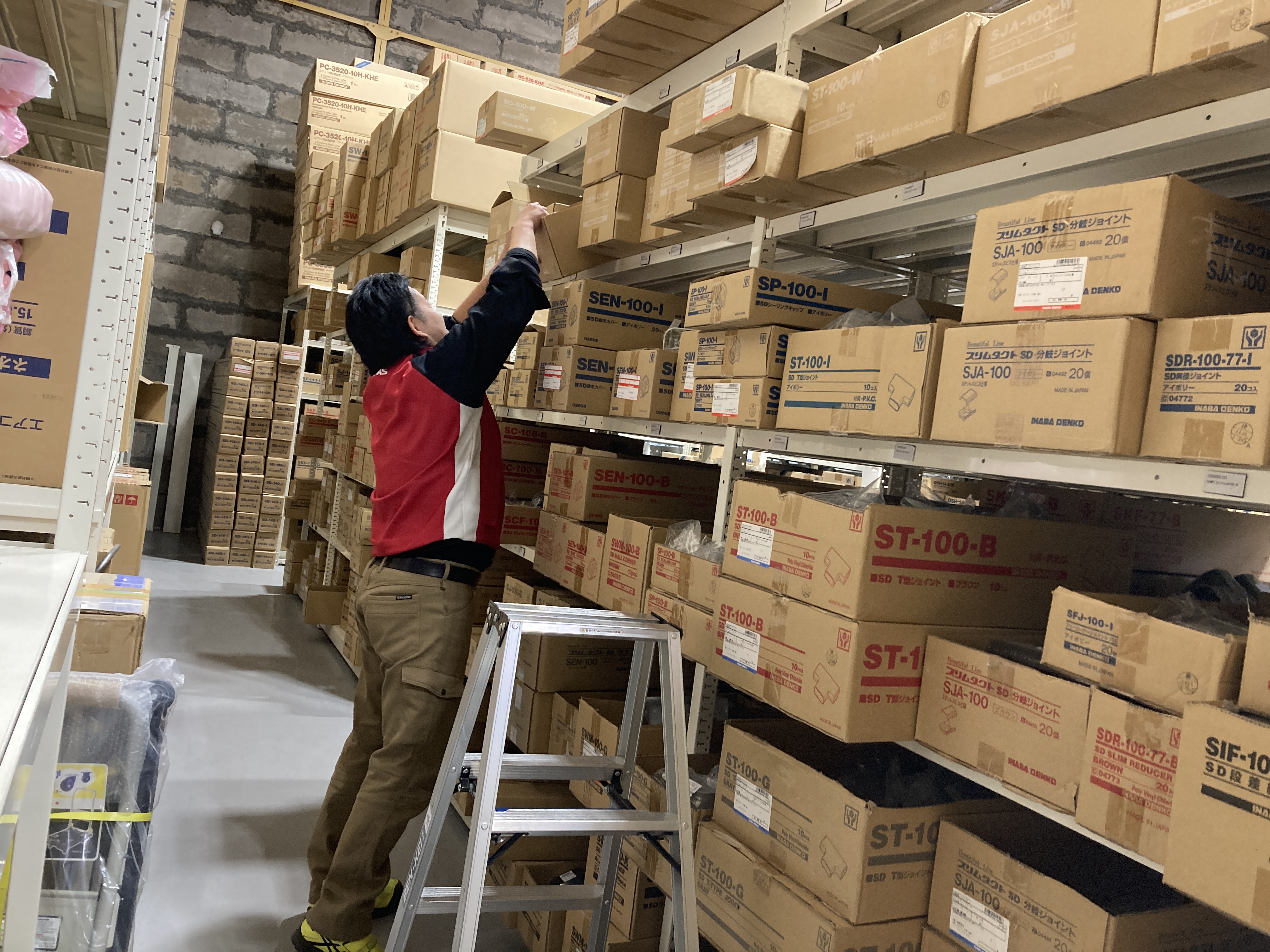 たわいない雑談から商談に繋がることも！
商材は自分達でお届けするので、お客様の感触も掴めるし、なにより
「ありがとう！助かったよ！」と
直に言って貰えるのも、嬉しいポイント。