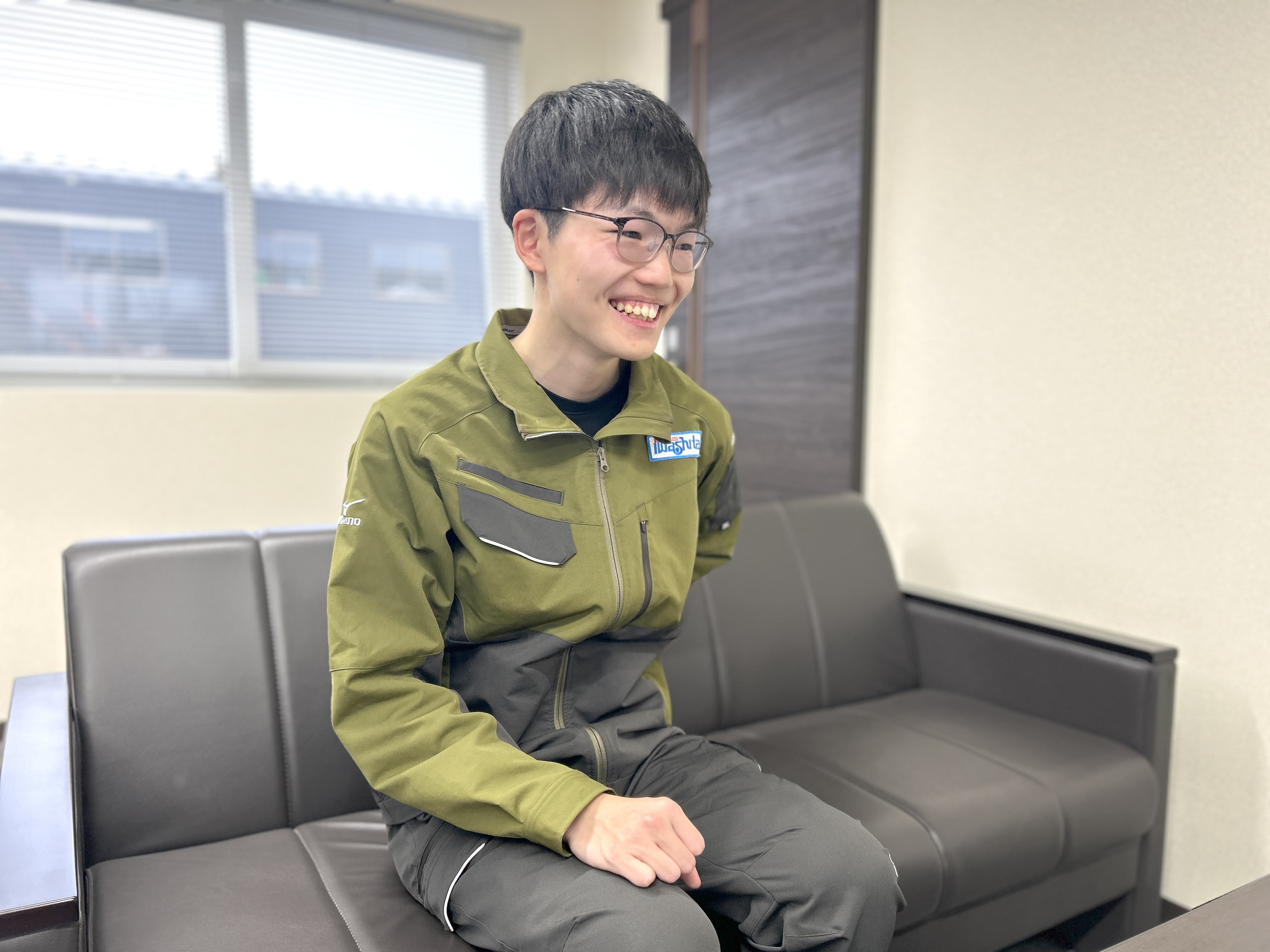 ▼20代
休日・待遇の充実と、岩下社長の柔らかな人柄に惹かれ入社。マイペースな僕でも続けられるのは、会社全体の穏やかな雰囲気のおかげ。厳しい上下関係はなく、未経験から一人前を目指せる職場です。