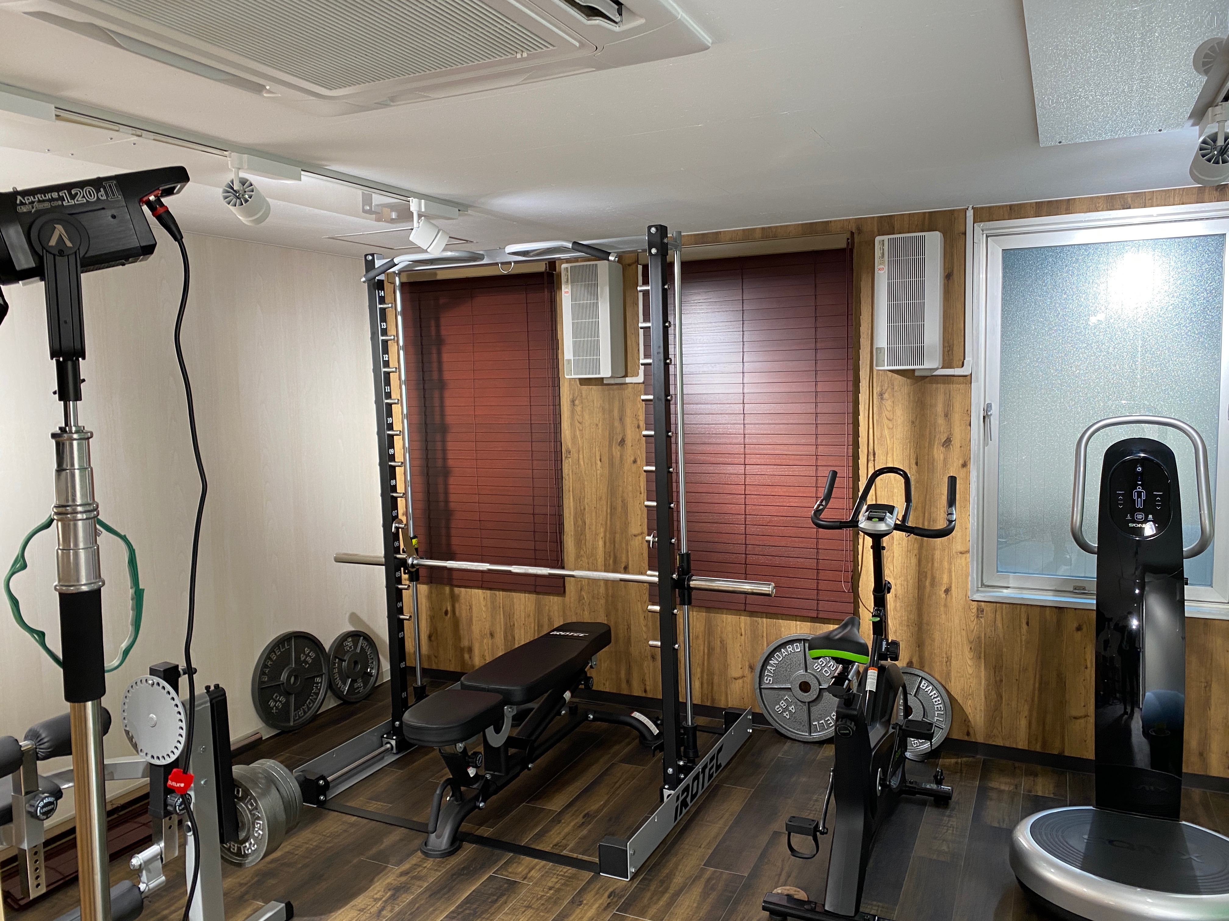 福利厚生として休憩室にちょっとしたトレーニング器具を設置。休憩時間の他に30分リフレッシュ時間を設けていますので、休憩室で自由にお過ごし下さい。オフィスワークだと身体を動かすのも良い気分転換になります♪