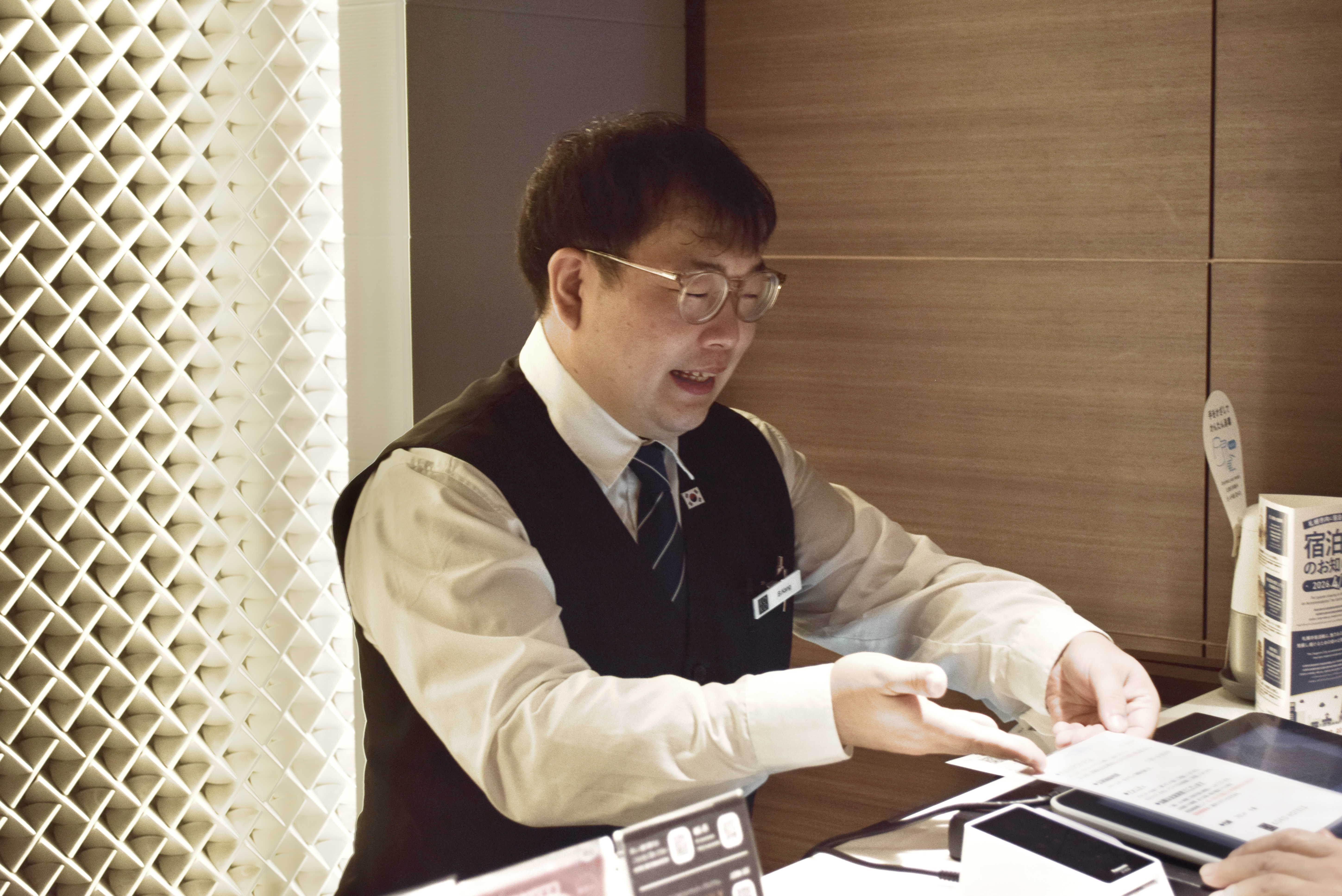 ホテル独自のシステムはありますが、難しい作業はなく、覚えてしまえば楽しく働けます。だいたい2〜3カ月で覚える事ができますよ。
少しでもホテル経験があれば更にスムーズかと思います。