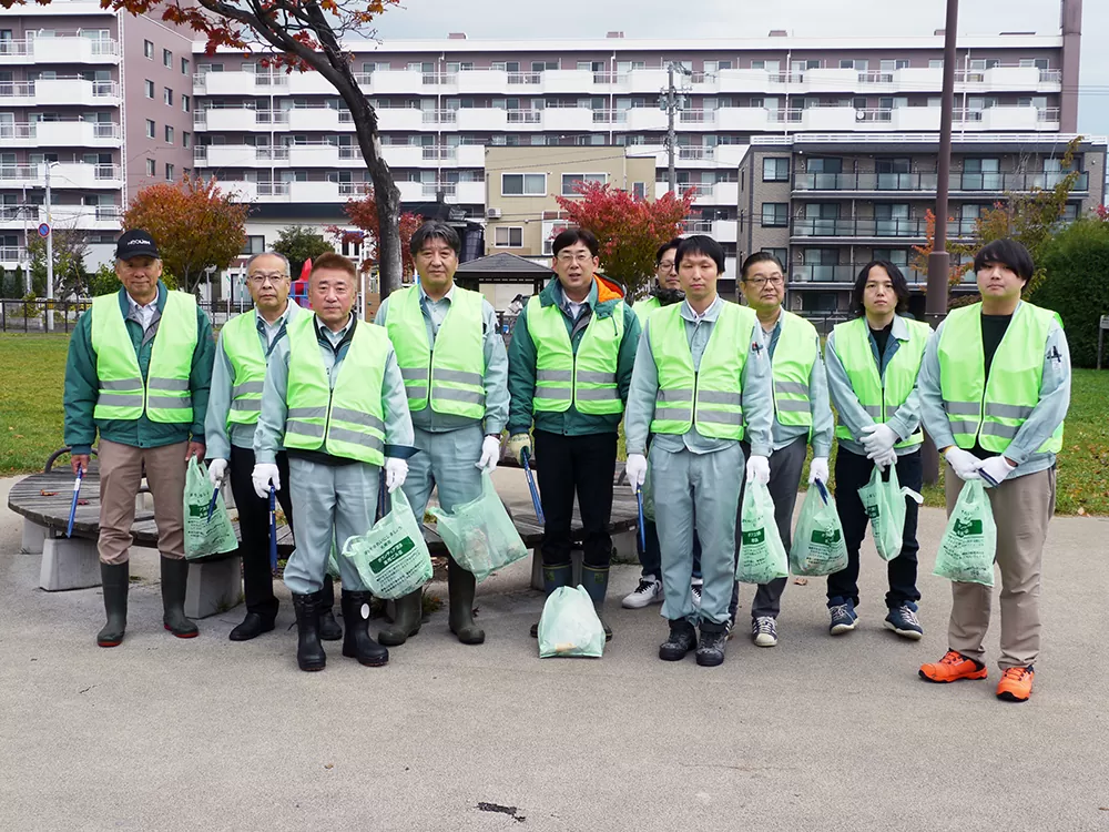 令和7年4月1日より札幌市のアダプト・プログラムに参加しました。
「地域の一員として、きれいで気持ちの良い街づくりに貢献していきたい」という考えのもと、事業所周辺の清掃活動を行っています。