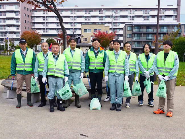 令和7年4月1日より札幌市のアダプト・プログラムに参加しました。
「地域の一員として、きれいで気持ちの良い街づくりに貢献していきたい」という考えのもと、事業所周辺の清掃活動を行っています。