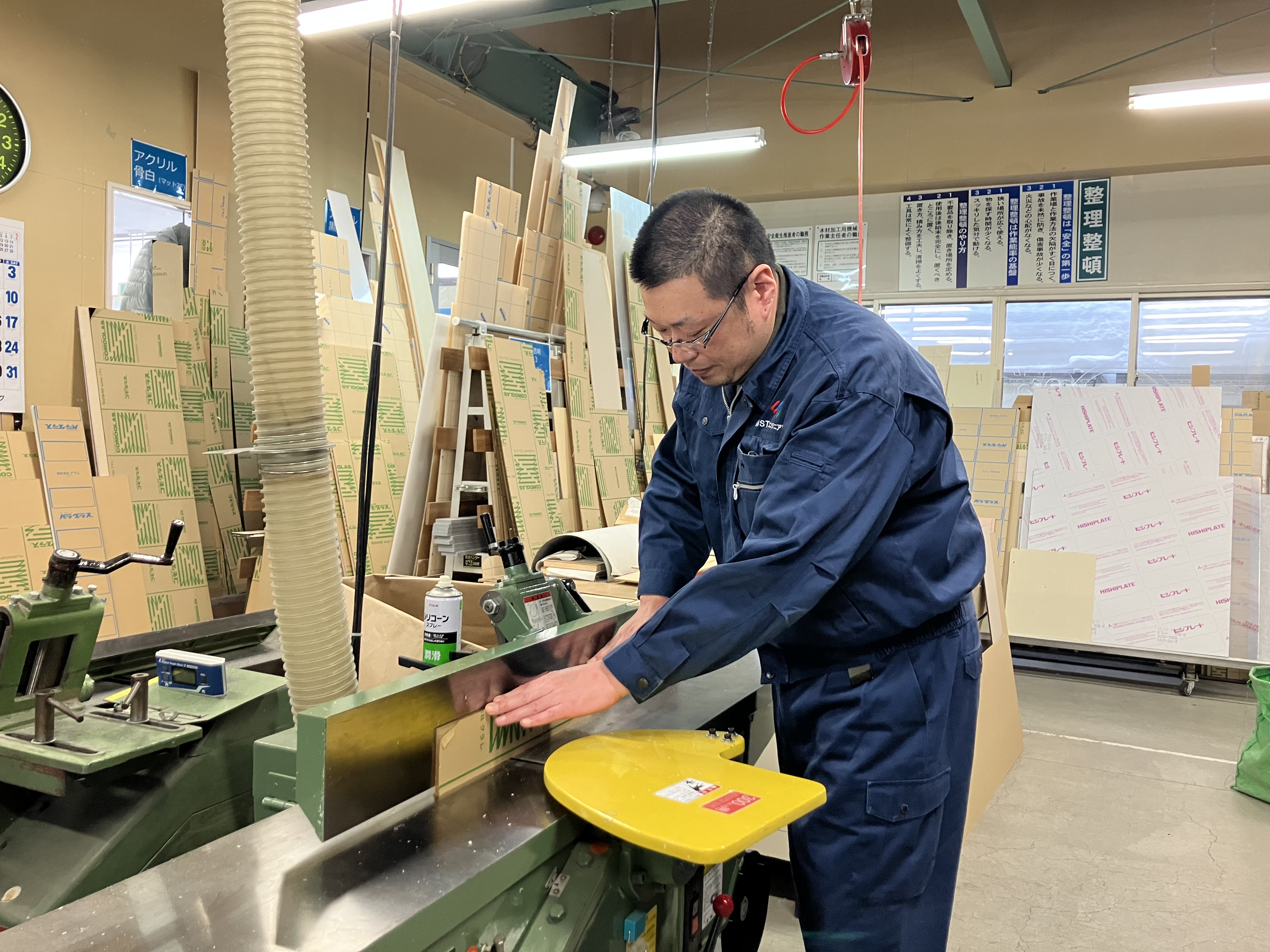 【作業2】切断した板は、断面がギザギザになってしまいます。その切断面をキレイにするために機械を用いて整えます。