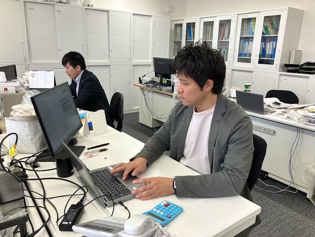 ビジネスカジュアルを取り入れており、営業職でもワイシャツ・ネクタイが必須ではありません。お客様先に合わせてネクタイをすることもありますが、ジャケット・パンツスタイルであればスーツじゃなくてもOKです。