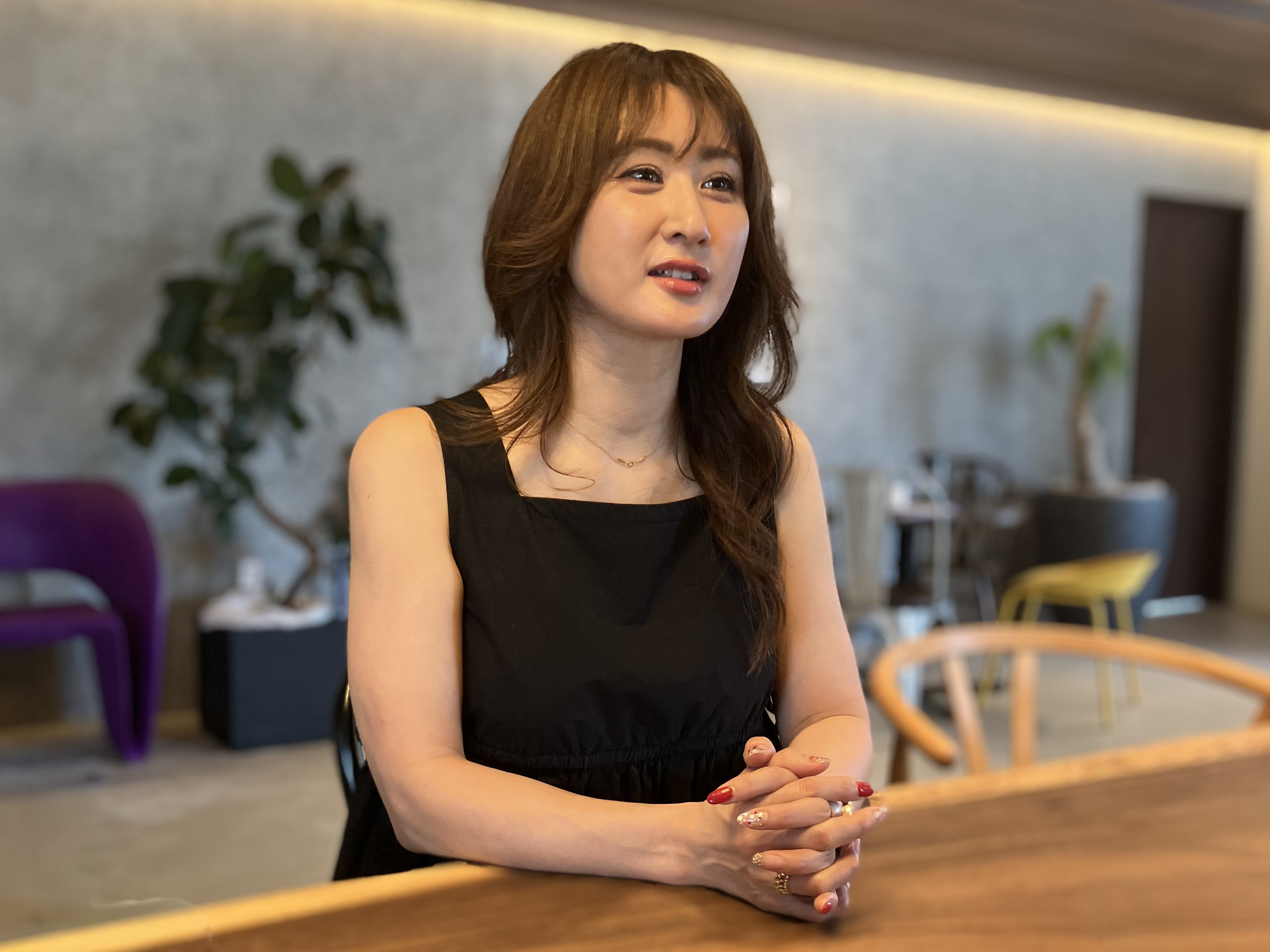 代表取締役／佐藤　麻紀…
3人の子どもを育てる母。ネイルサロンをゼロから立ち上げた後、幼い頃からの夢だった教育への想いを胸に体操療育をスタート。現在はパレッタを運営し、人と子どもの成長を支えています。