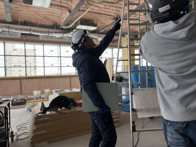 まずは同行研修でいろんな現場に行き雰囲気を掴むところからスタート。その後、専門用語､機械や道具等を覚えながら慣れていくスタイルです。