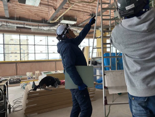 まずは同行研修でいろんな現場に行き雰囲気を掴むところからスタート。その後、専門用語、機械や道具等を覚えながら慣れていくスタイルです。