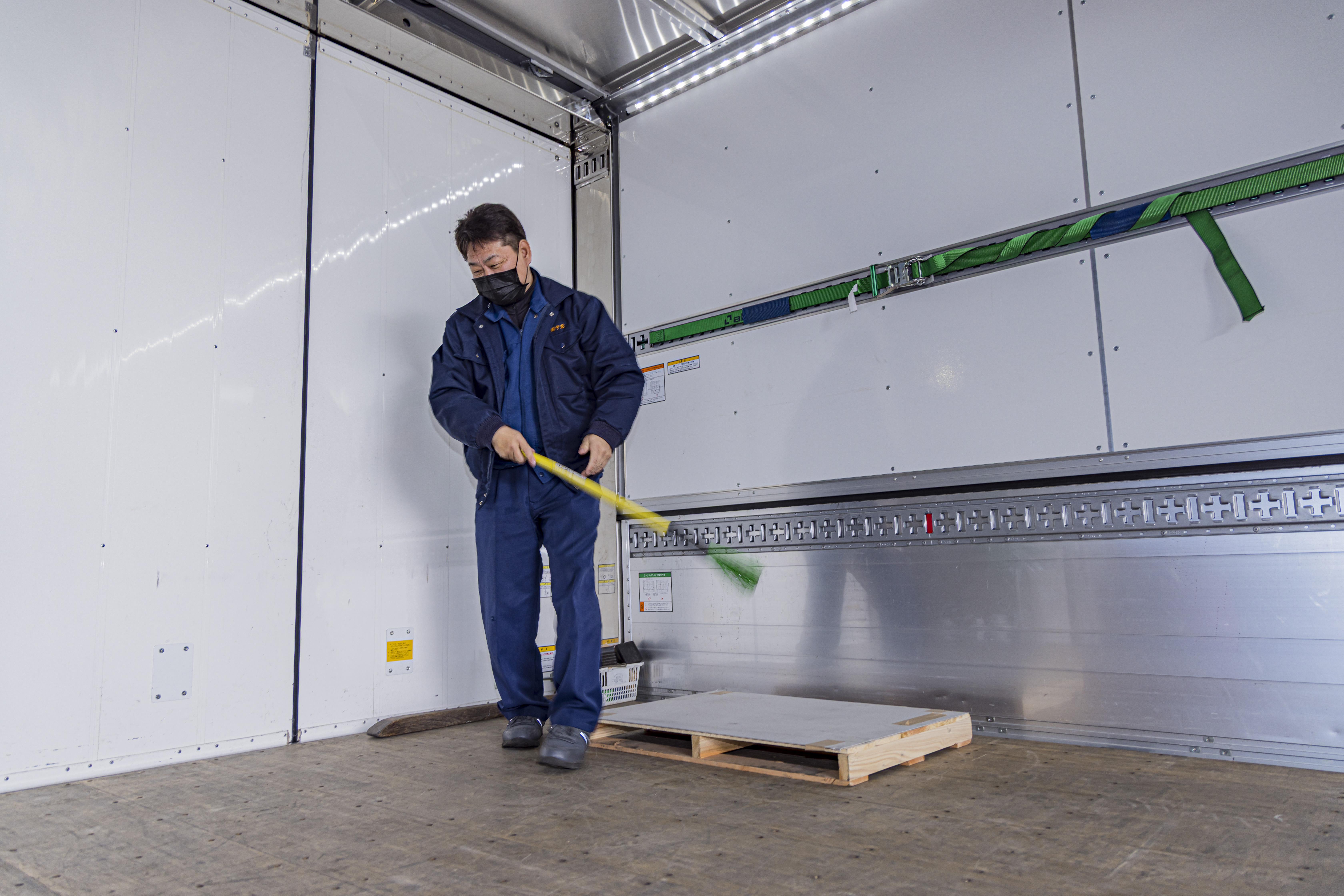 【細部までこだわる】
荷台に落ちた小さな石やゴミが、700kgの紙ロールに刺さると命取り。だからこそ、積む前に必ずホウキで掃き出し、傷一つ付けないプロの環境を自分たちの手で整えます。