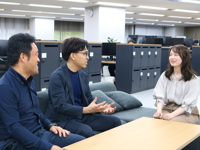 自社開発が7割、客先常駐での業務が3割程度ですが、常駐プロジェクトのすべてが札幌市中央区の案件でチームメンバー10〜20名で参画するため、孤独や不安を感じることなく、帰属意識も持ち続けながら働けます。