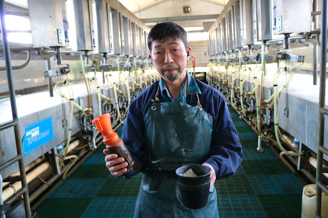 【入社16年目の高橋栄さん】
「当初は搾乳の方法やコツから教わり、次に獣医さんのもとへ牛を連れていく際の扱い方を学びました。ウチの牛はかなり大人しいので、さほど苦労することもなかったと思います」