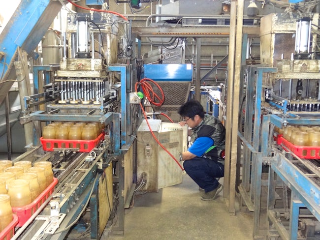 えのき茸の生産は実はシンプル。
製造工程のほとんどを機械で行っています。
まずは培地と呼ばれるきのこの土台を瓶に詰めていきます。
その後、きのこの元になる種菌を土台を詰めた瓶に入れます。
