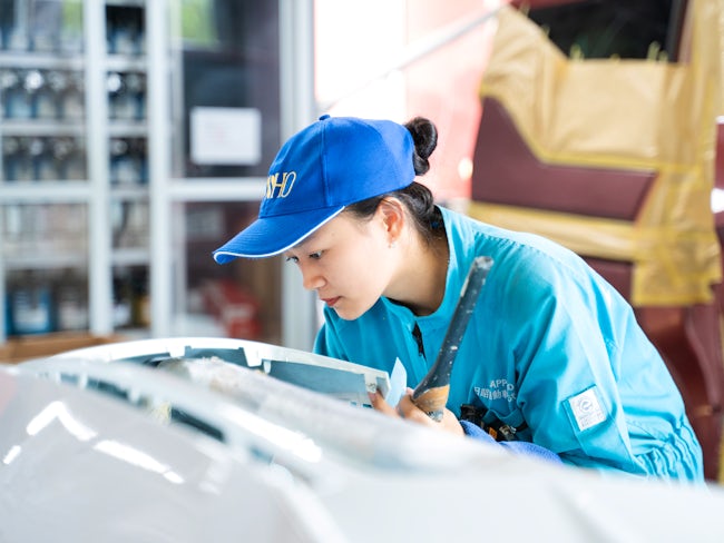 【スキルアップ】車の性能向上に伴い、昔よりも高度な技術が求められるようになりました。先進の自動ブレーキシステムを学んだり、板金・整備のノウハウなどについて知る講習会や勉強会に積極的に参加しています。