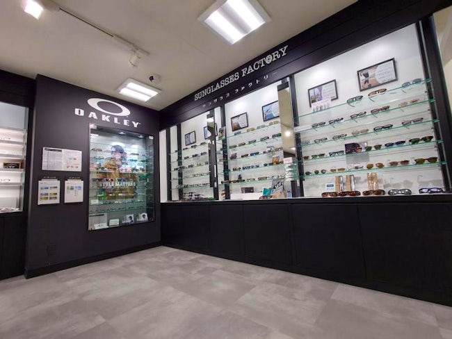 店内には、サングラスに特化した「サングラスファクトリー」やレンズ交換専門の「レンズ工房」、「シチュエーション別体感コーナー」等、様々な切り口のコーナーを設置。