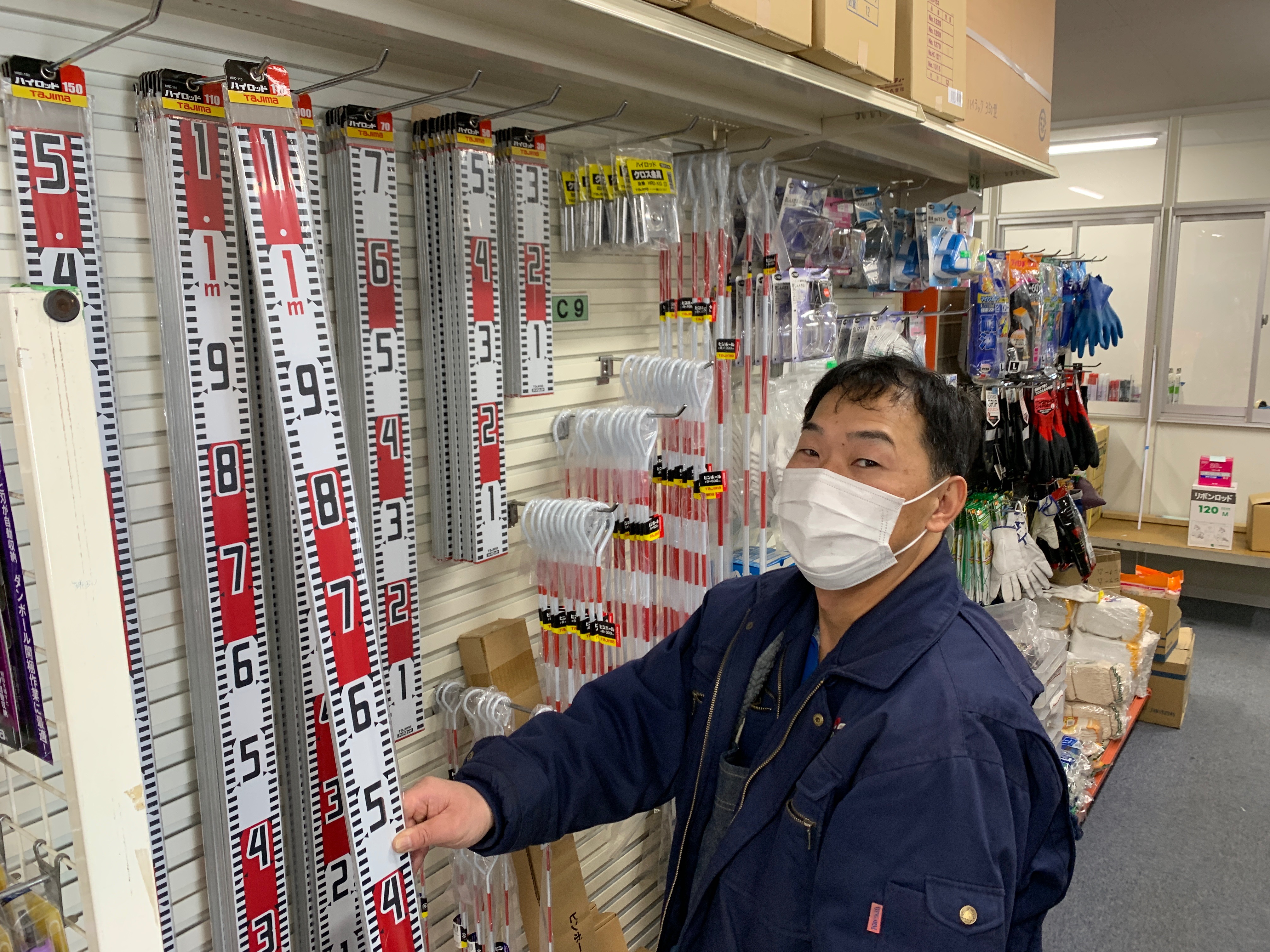 携わる現場は、リフォームを行うような小規模な現場から、たくさんの鋼材を使用する大きな橋を作るような現場まで様々。豊富な取り扱い品目で、資材調達サポートを行っております。