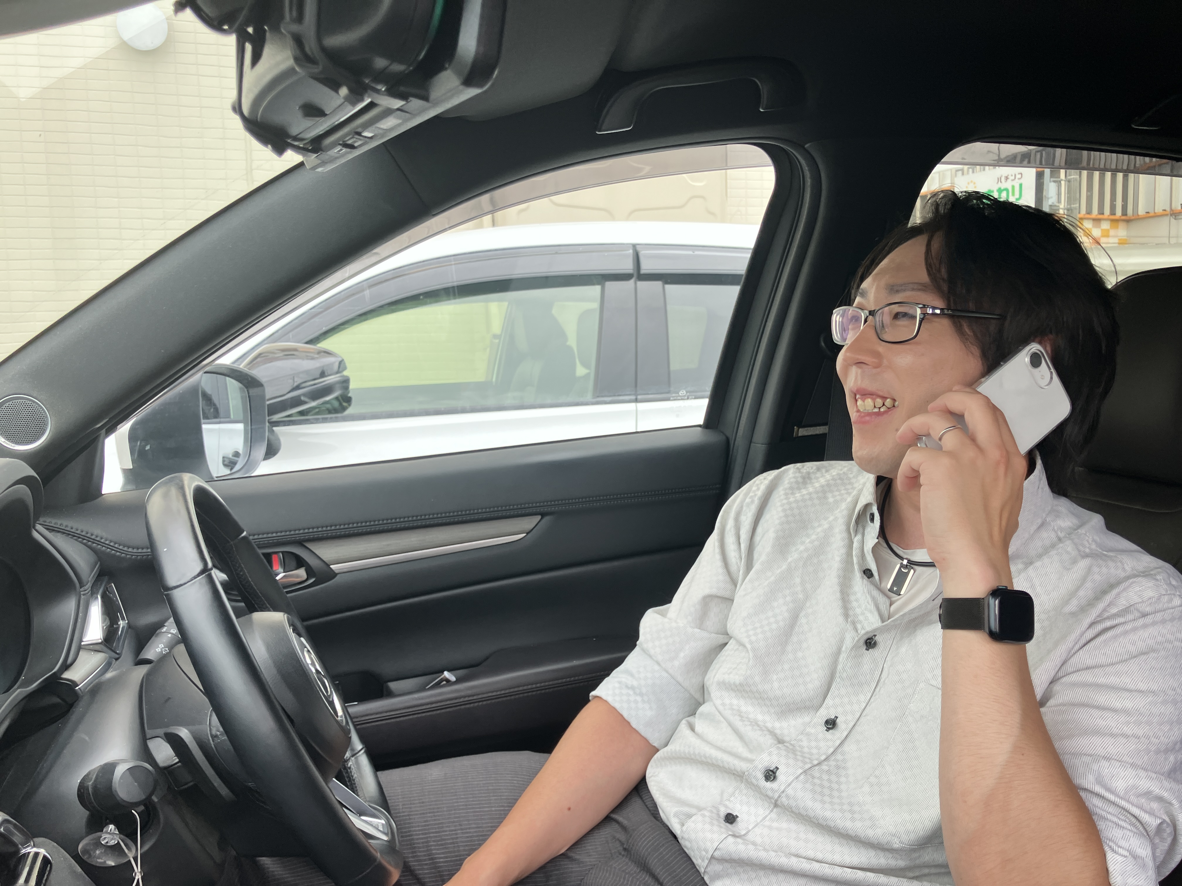 資材発注、スケジュール検討、そして自社の大工さんや職人さんへの依頼を行います。天候や資材のタイミングで予定通りに進まないことも日常茶飯事ですが、そこを調整してバトンを繋いでいくのが現場管理の役割です。