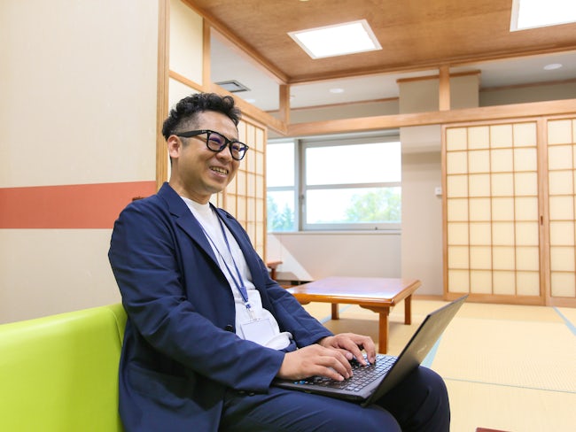 大手印刷会社とのお付き合いはもう10年以上。現在もPMとして現場にいます。プロジェクトに参画する関連会社とのメンバーとも顔見知りですのでご安心ください。溶け込みやすいように配慮します。