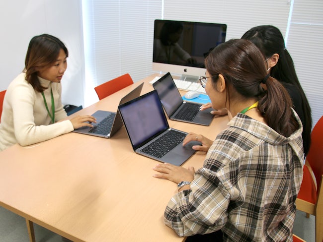 現在は4名の外国籍(中国、ミャンマー、ベトナム)スタッフが活躍中。「ホテルの接客からキャリアチェンジ」「もともと通訳の仕事をしていた」「アルバイトから契約社員へステップアップ」と経歴も様々です。
