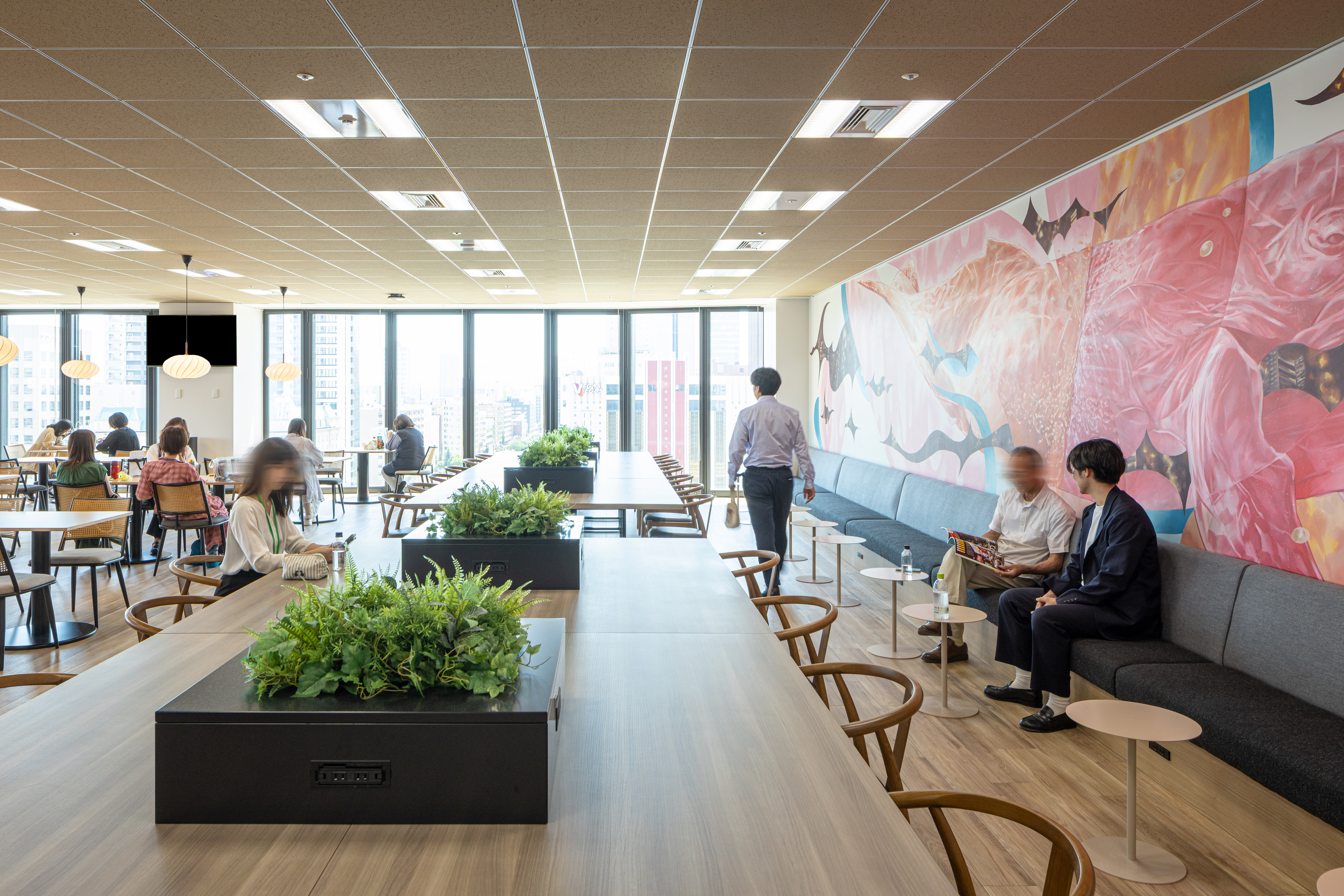 札幌オフィスは、最高のパフォーマンスを発揮するためのこだわりが満載！開放的な休憩スペースに加え、短時間でもリフレッシュできる「シエスタルーム」も完備。オンとオフの切り替えがしっかりできる環境です。