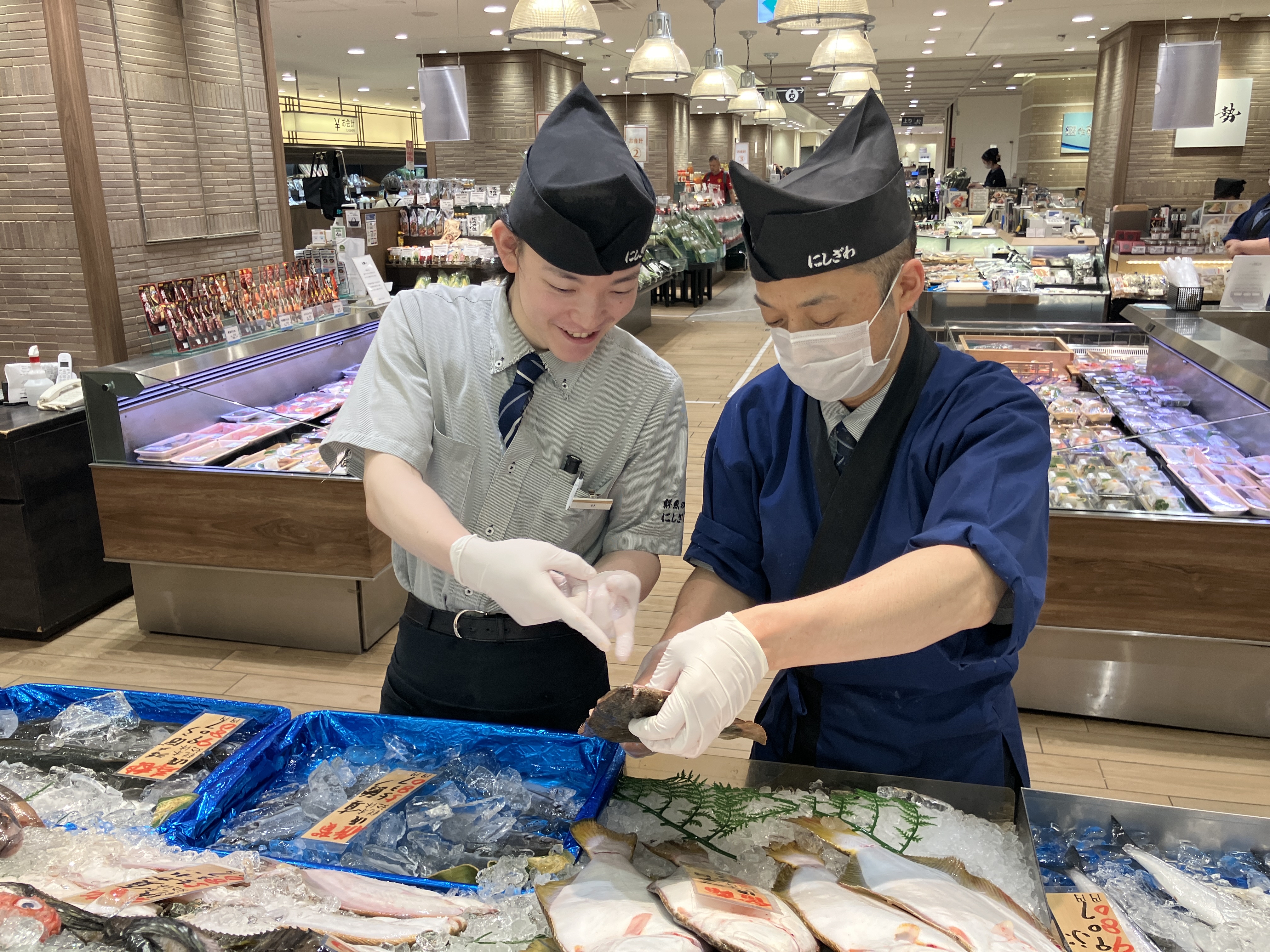 刺身用、寿司用、煮付け用…など、いろんな処理の仕方、切り方などスキルも身につけることが可能です。ただ売るのではなく、裏の仕込みも知ることでトークの幅も広がります。