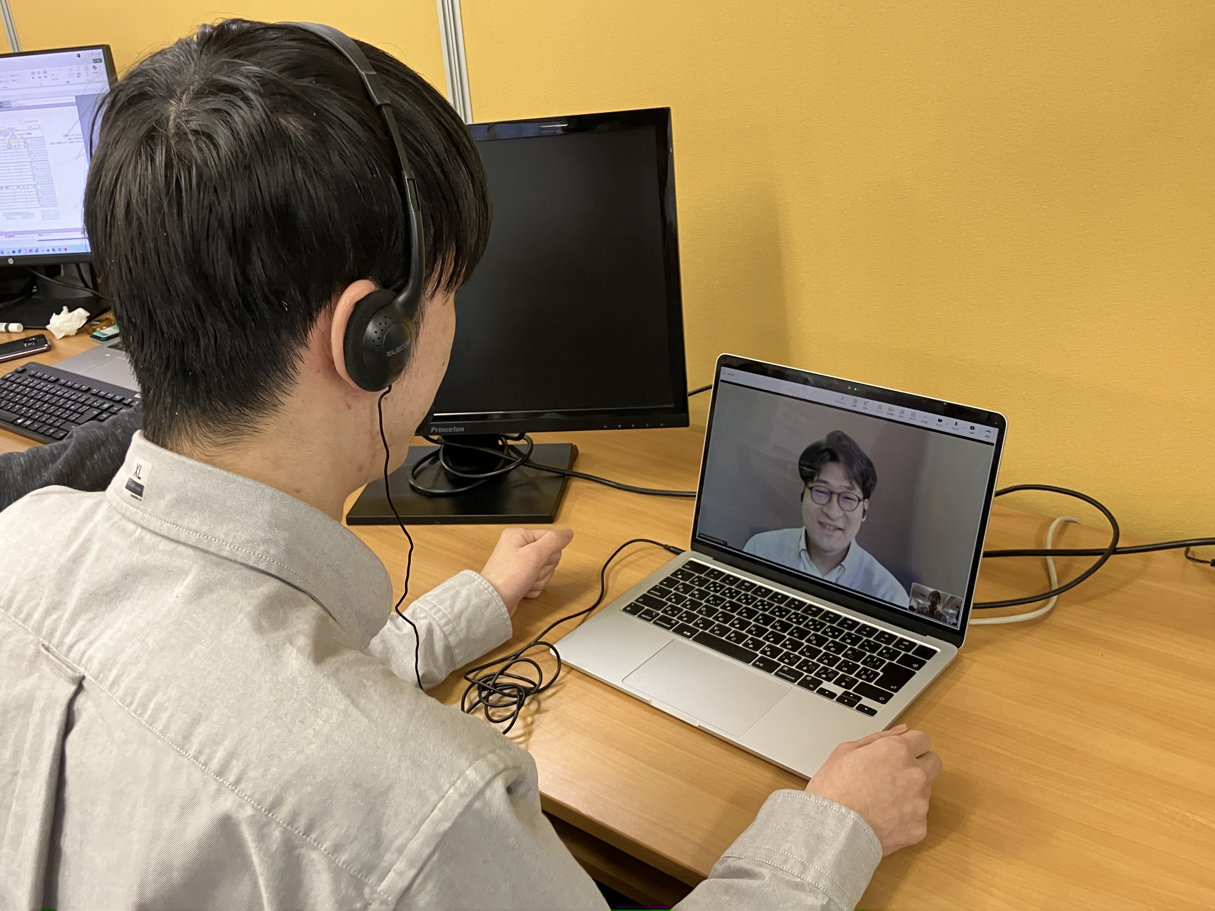 オンラインでの会議や相談もスムーズ。困った時はすぐに相談できる先輩がいるので、未経験の方や勉強中の方でも安心して業務に取り組めます。一人で抱え込まずに成長できるサポート体制は万全です。