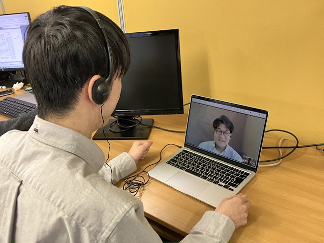 オンラインでの会議や相談もスムーズ。困った時はすぐに相談できる先輩がいるので、未経験の方や勉強中の方でも安心して業務に取り組めます。一人で抱え込まずに成長できるサポート体制は万全です。