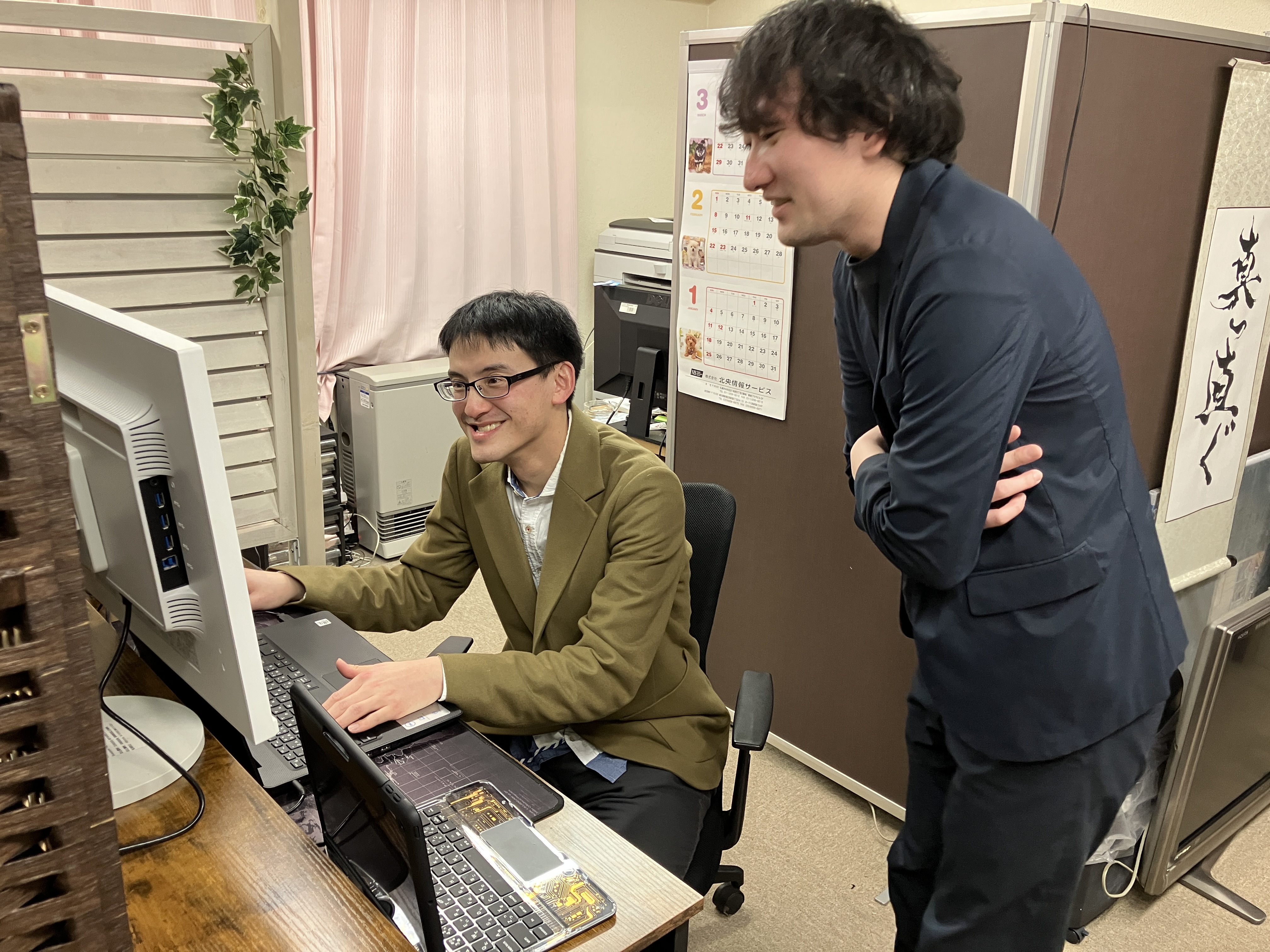 日常の困った・分からないは、メンターの先輩が細やかにサポート。業務だけでなく、働く環境や小さな悩みのケアも行っています。