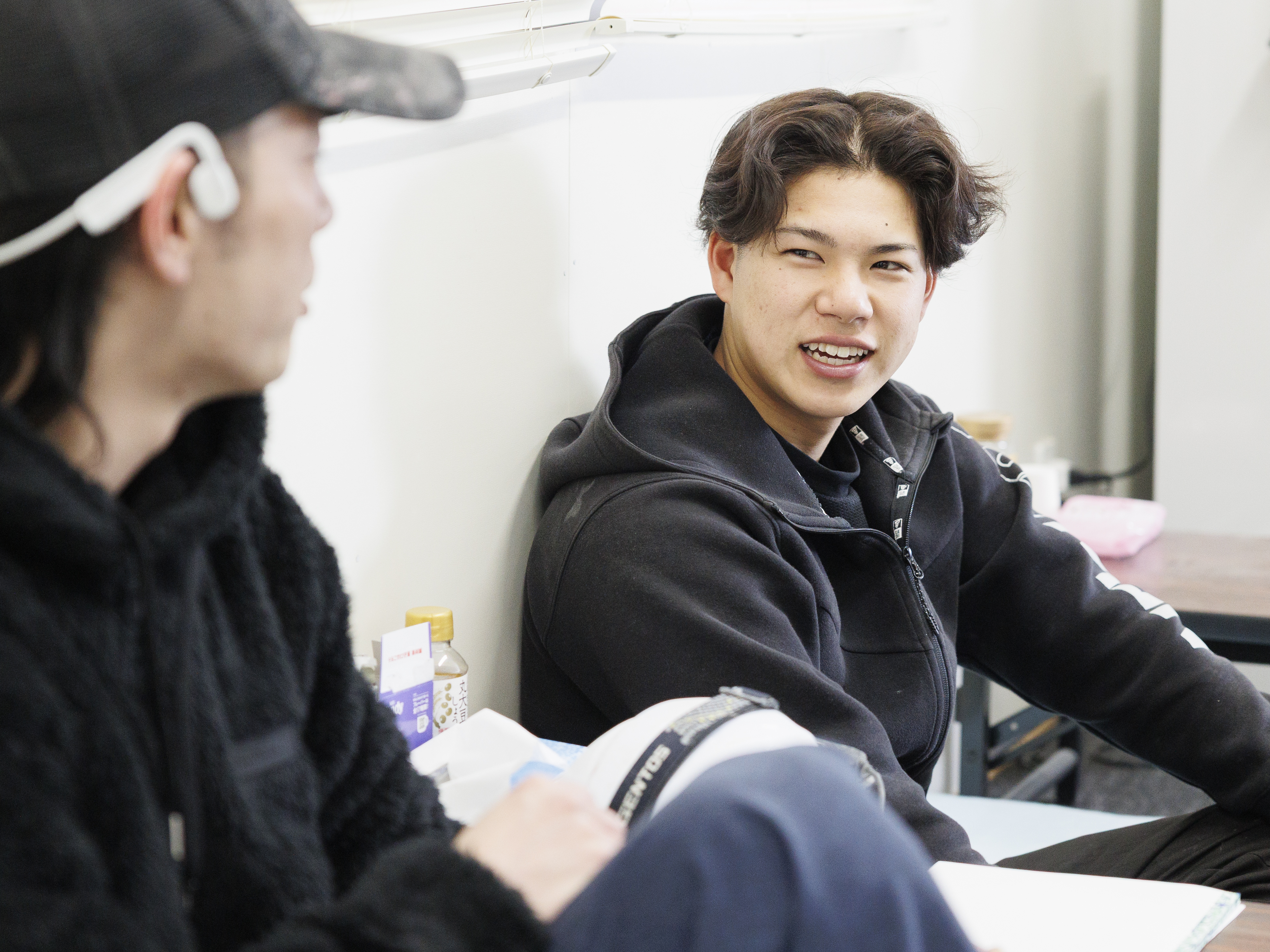 【ギャップに驚く優しさ】 「職人の世界は怖そう」そんなイメージは、入社してすぐに覆されます。コワモテの先輩も、話せば優しい人ばかりです。一度も怒られたことがないという若手もいるほど、温かな職場です。