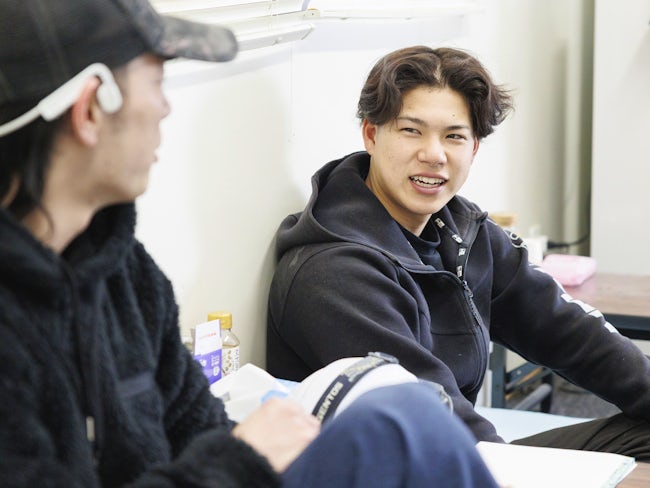 【ギャップに驚く優しさ】 「職人の世界は怖そう」そんなイメージは、入社してすぐに覆されます。コワモテの先輩も、話せば優しい人ばかりです。一度も怒られたことがないという若手もいるほど、温かな職場です。