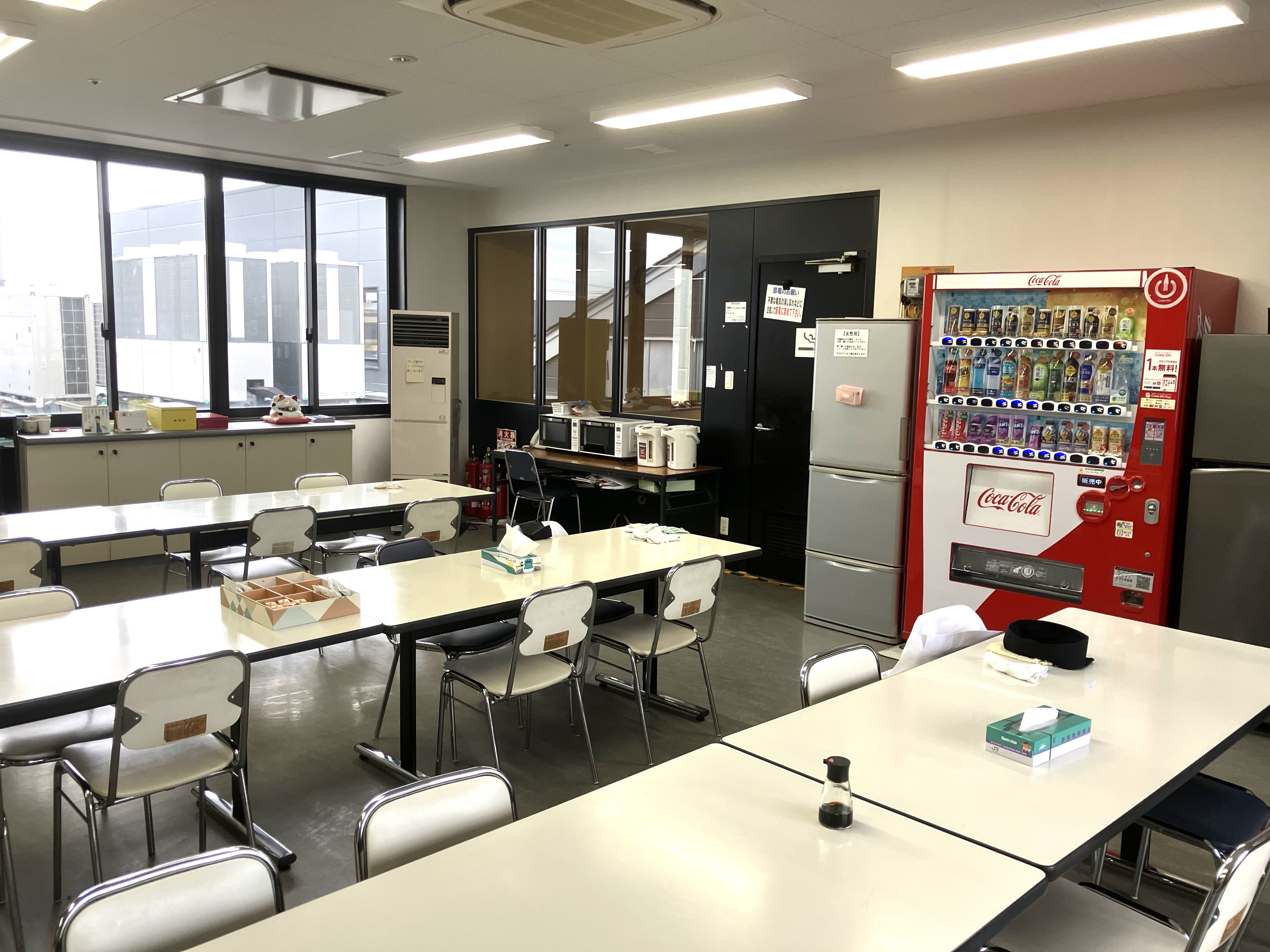ひろ〜い休憩室には電子レンジや電気ケトル、自動販売機やマッサージチェアを完備しています。