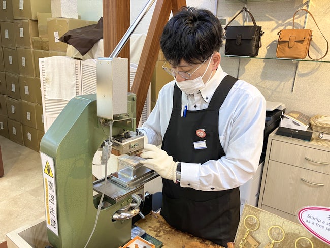 名入れができるので、国外問わず自分へのお土産のような形で購入する方もいらっしゃいます。日本語に関しては大体スマホの翻訳機を使ってくれたり、レジにも翻訳タブレットがあるため、心配しなくても大丈夫です!