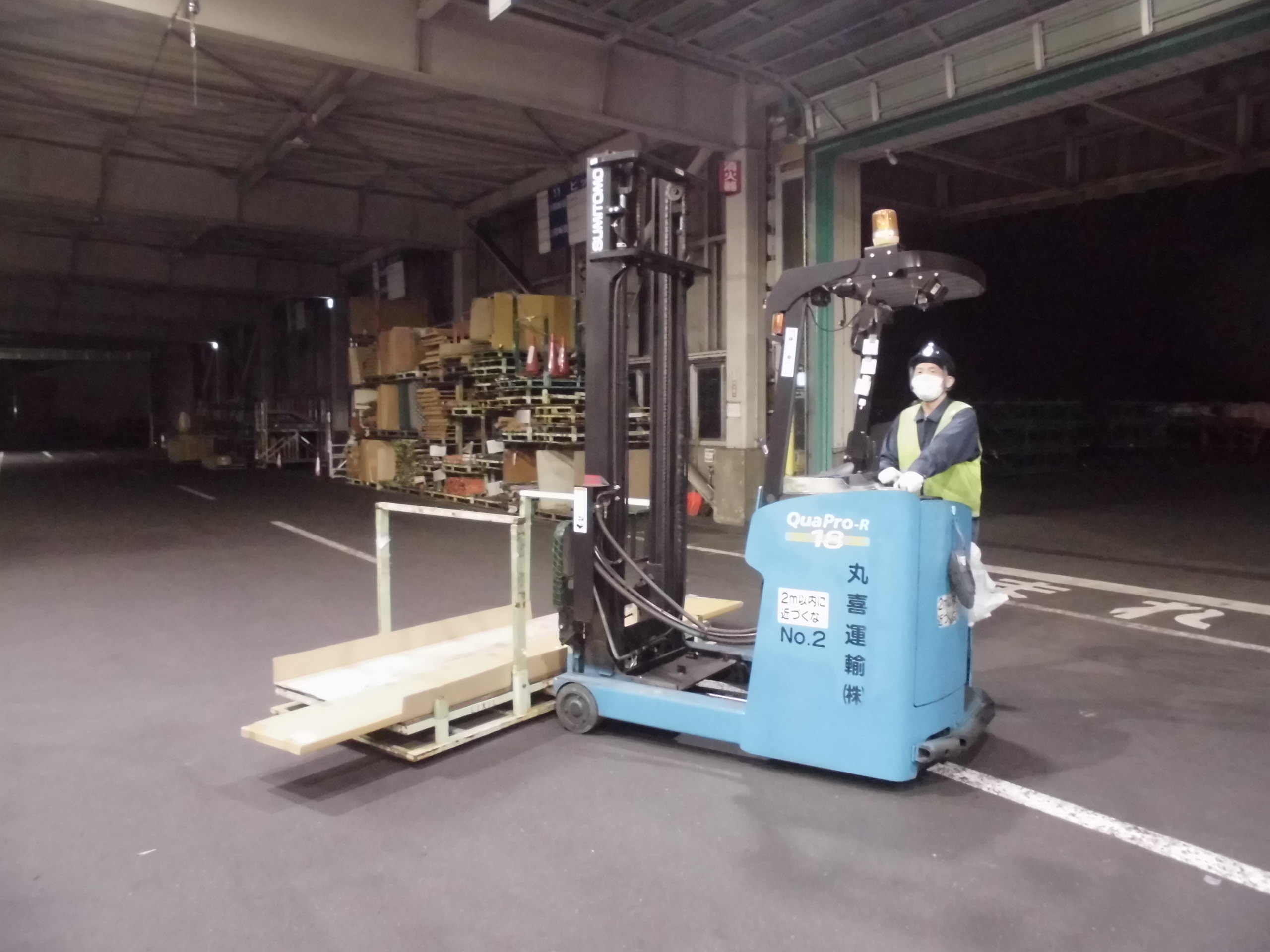 ＜フォークリフト作業＞建材の積み下ろしなどで操作をしています。資格や経験がない方にはお願いしませんし、運転してみたい！と意欲的な方は資格取得や研修でイチから身につけることも可能です。