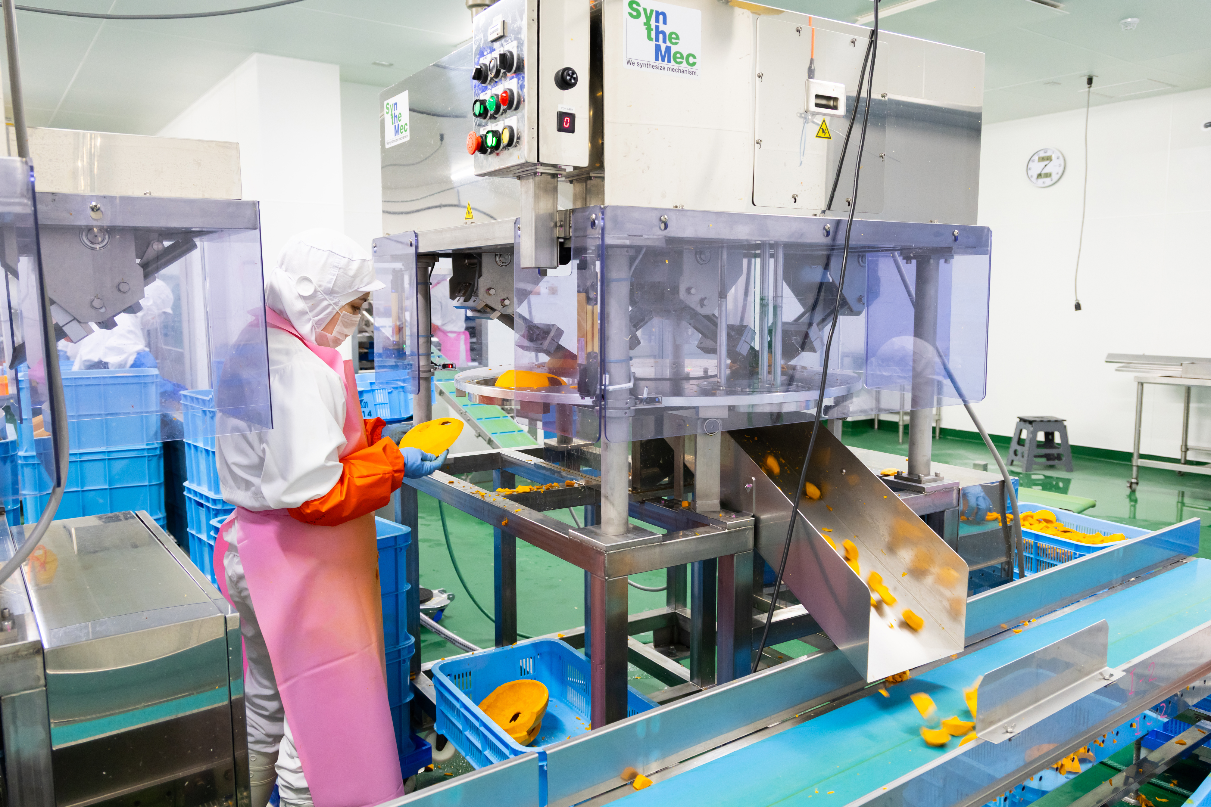 【基本的な製造工程（6）】
裁断作業も、専用の機械が担当。用途に合わせた最適なサイズへ、スピーディーにカットを行います。