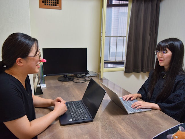 作業は一人でも、チームで支え合うのが当社のスタイル。週に一度の報告会で、進捗や課題をしっかり共有しています。
