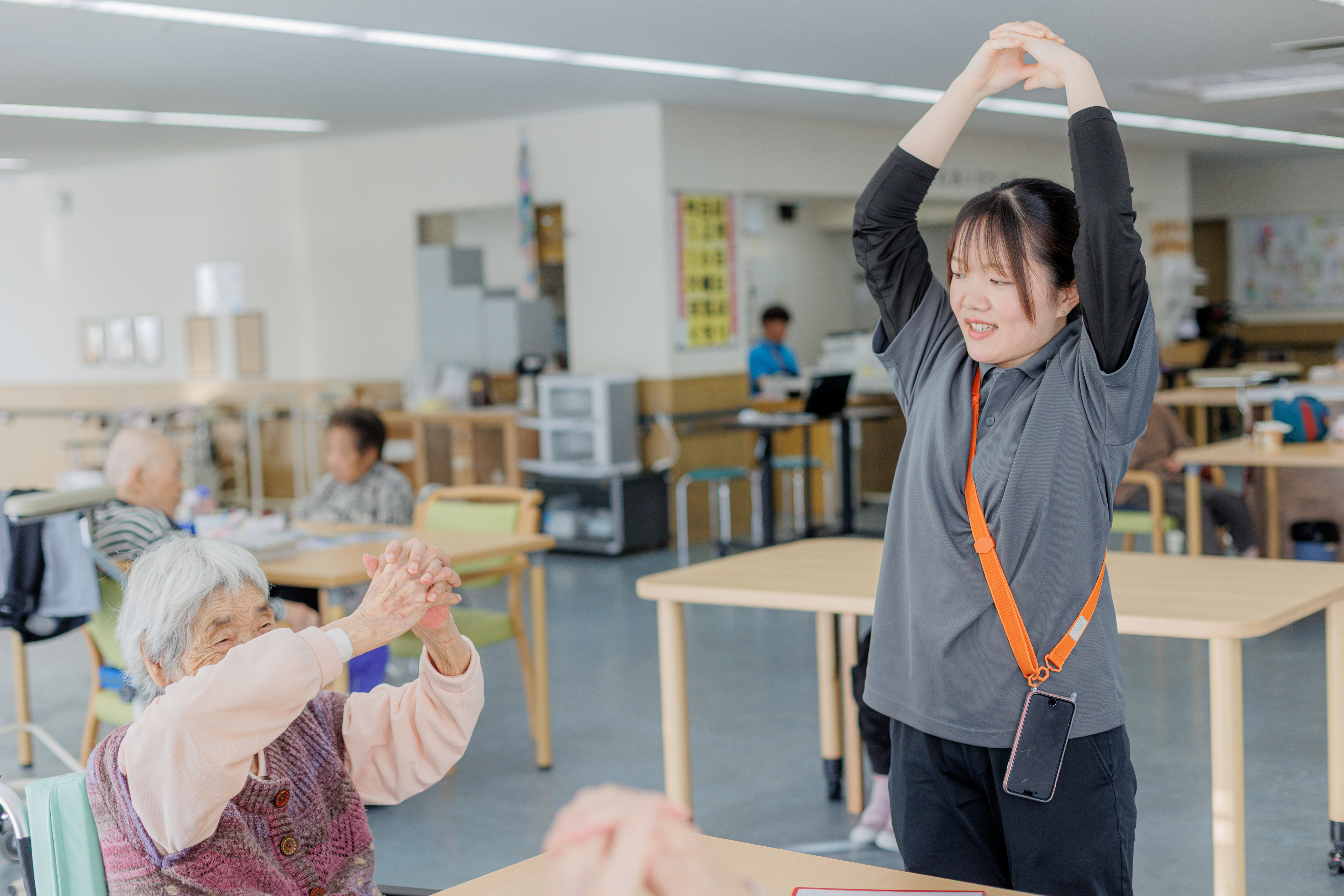 専門学校新卒の若手も多数活躍中！実習で｢どこよりフレンドリー｣と感じ入職を決める人も｡悩みを聞いてくれる先輩や家賃補助や奨学金返還などのサポートも万全｡明るい雰囲気の中で､介護のスペシャリストを目指せます｡