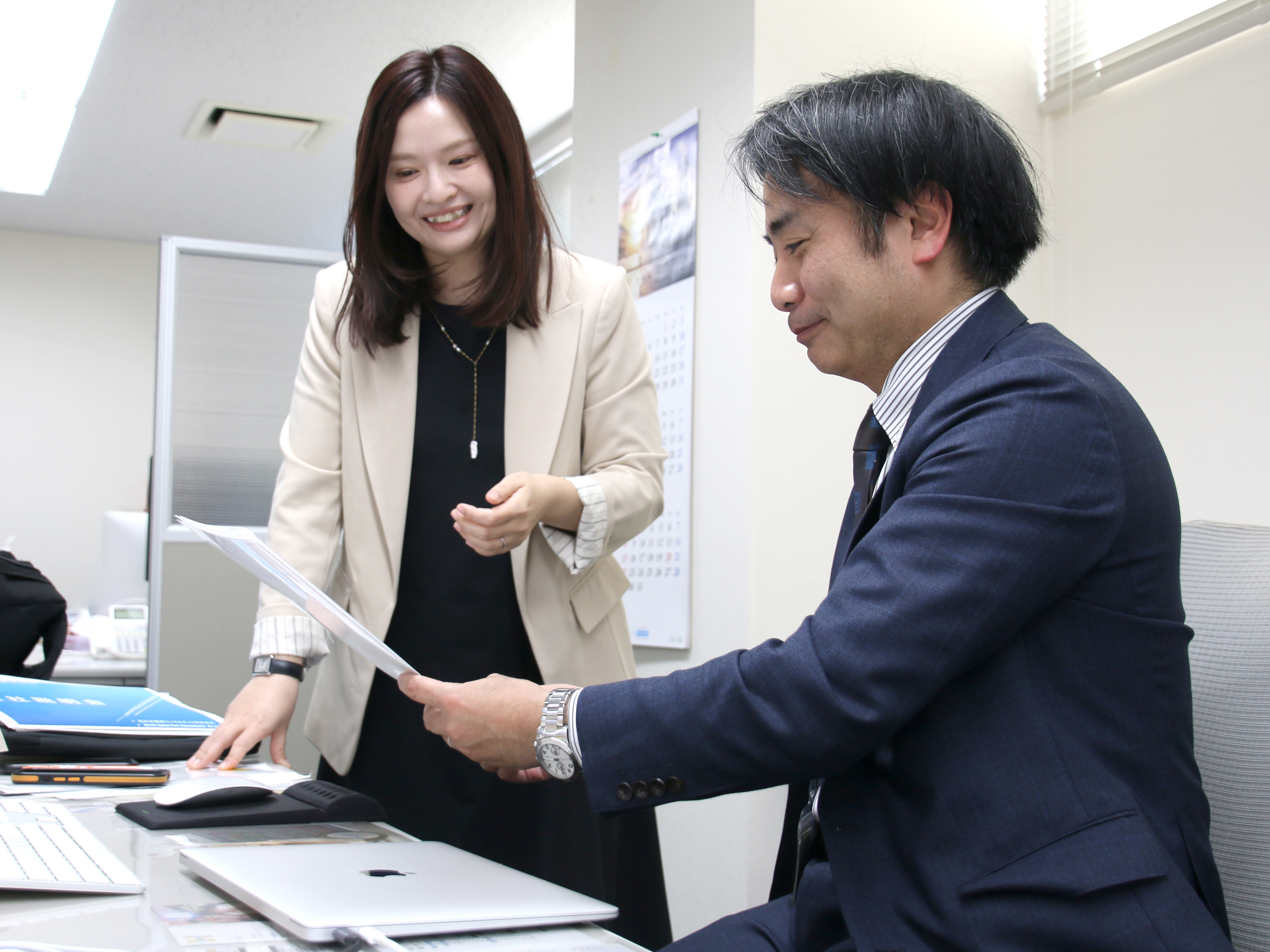 外勤から戻ったら楽しく頼りになる先輩達がいて今日あったことを話したり相談したり…原稿のアドバイスや採用に結びついたお客様のことをみんなで喜ぶのも日常にありますよ