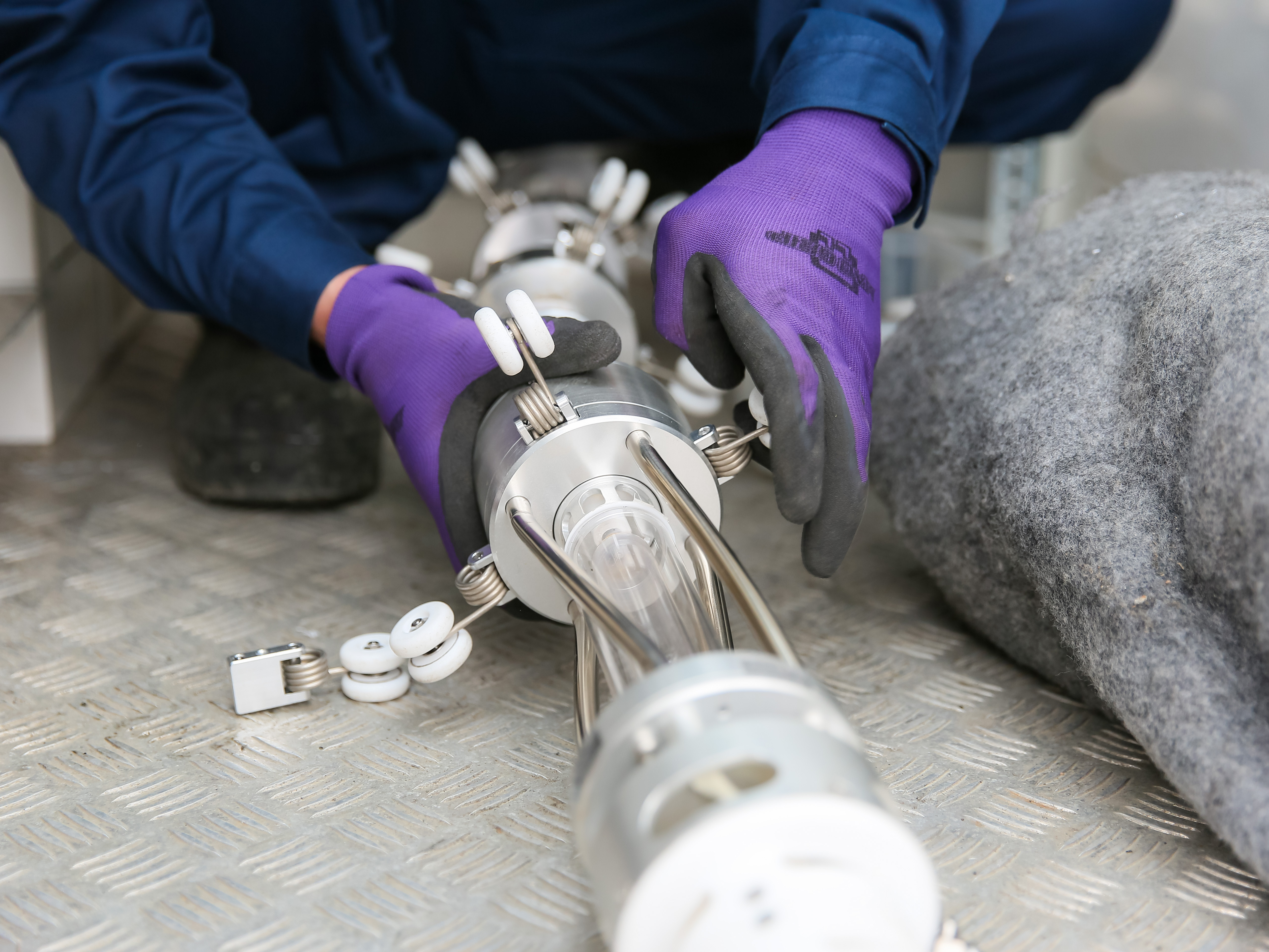 光硬化方法で使用するUVライトトレインです。一つ一つのパーツを組み合わせるとまるで蛇のような見た目に。頭についたTVカメラで管内の状況を確認して、胴体から光を発し更生材を固めます。