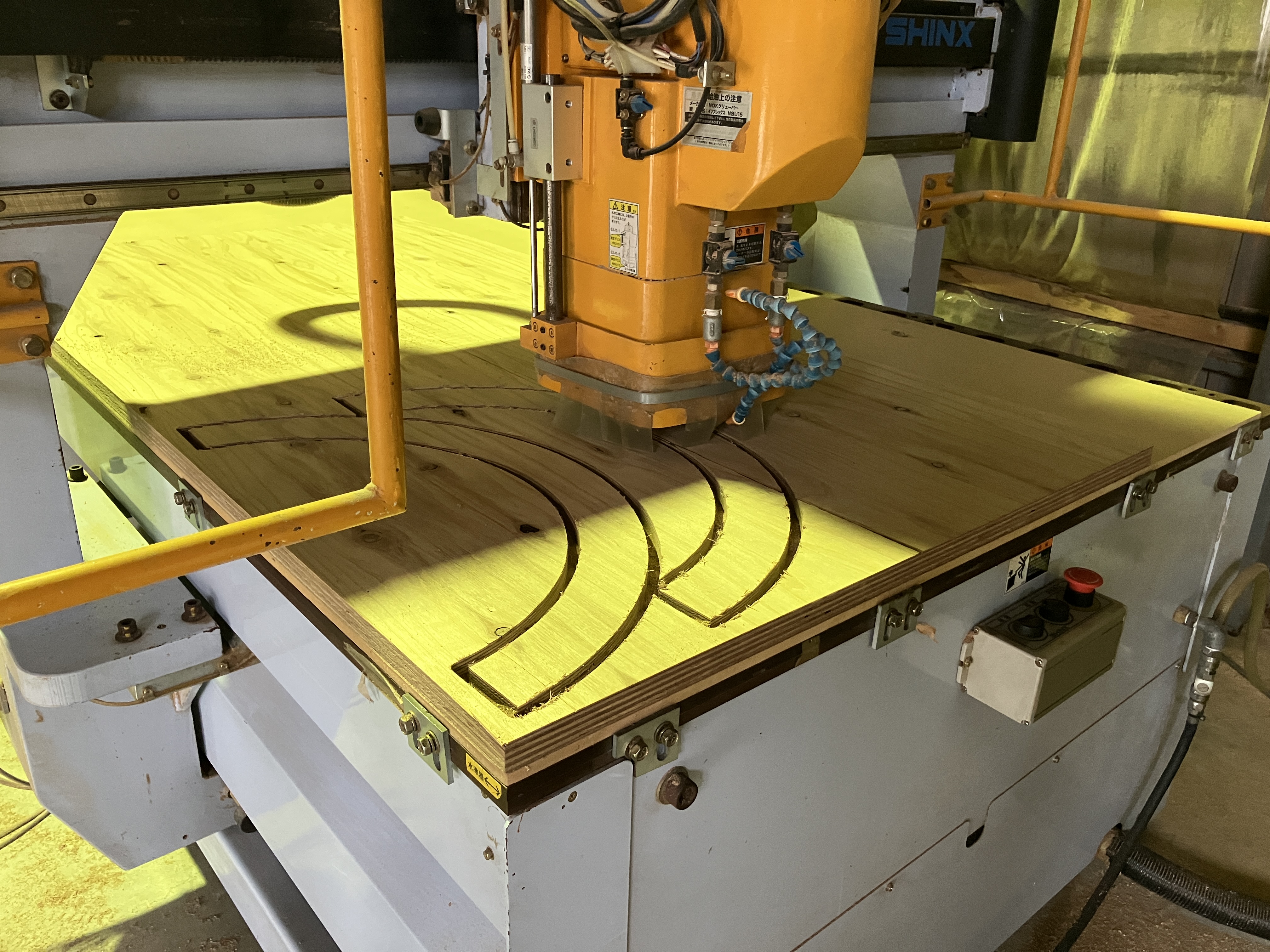 専用の機械で加工