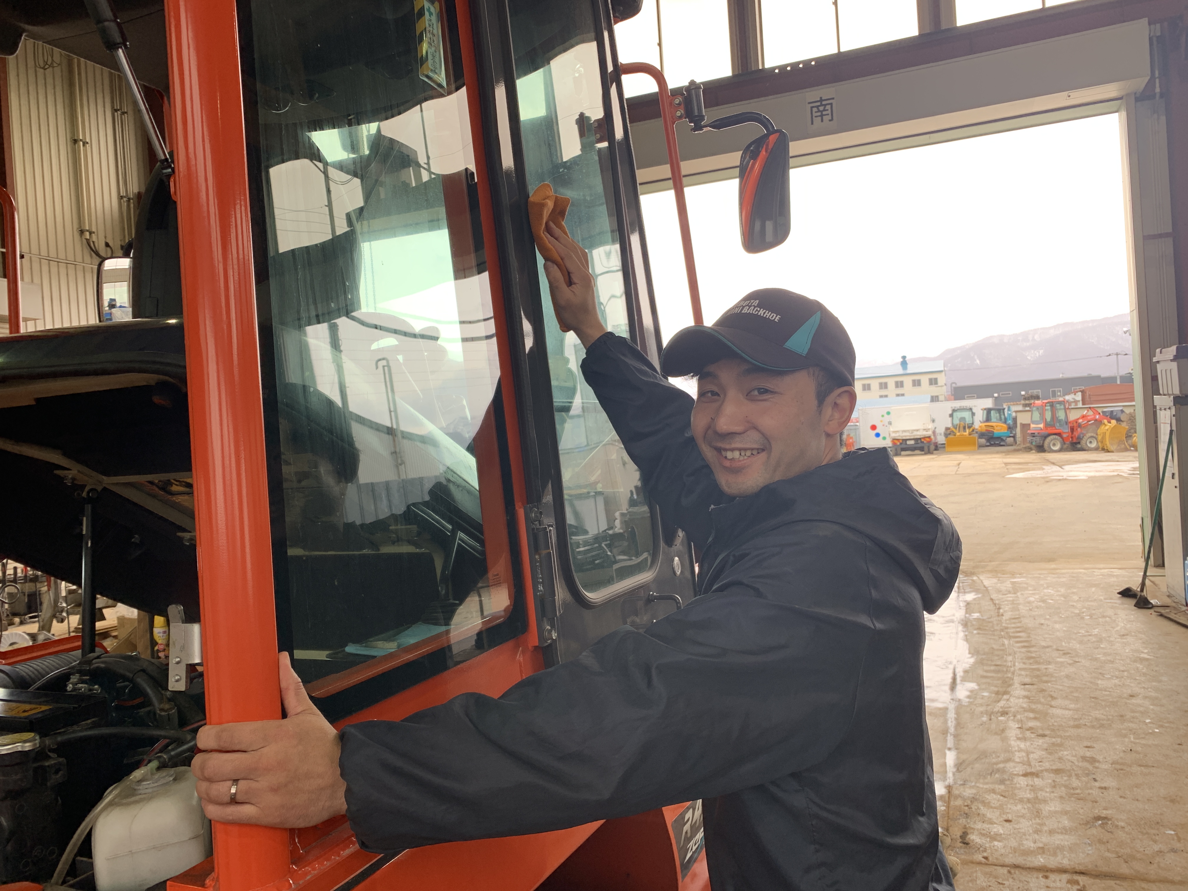 30代から40代まで8名の作業員が活躍中。
ほとんどの社員が未経験からのスタートですが、定着率も良く、長く活躍してくれています！