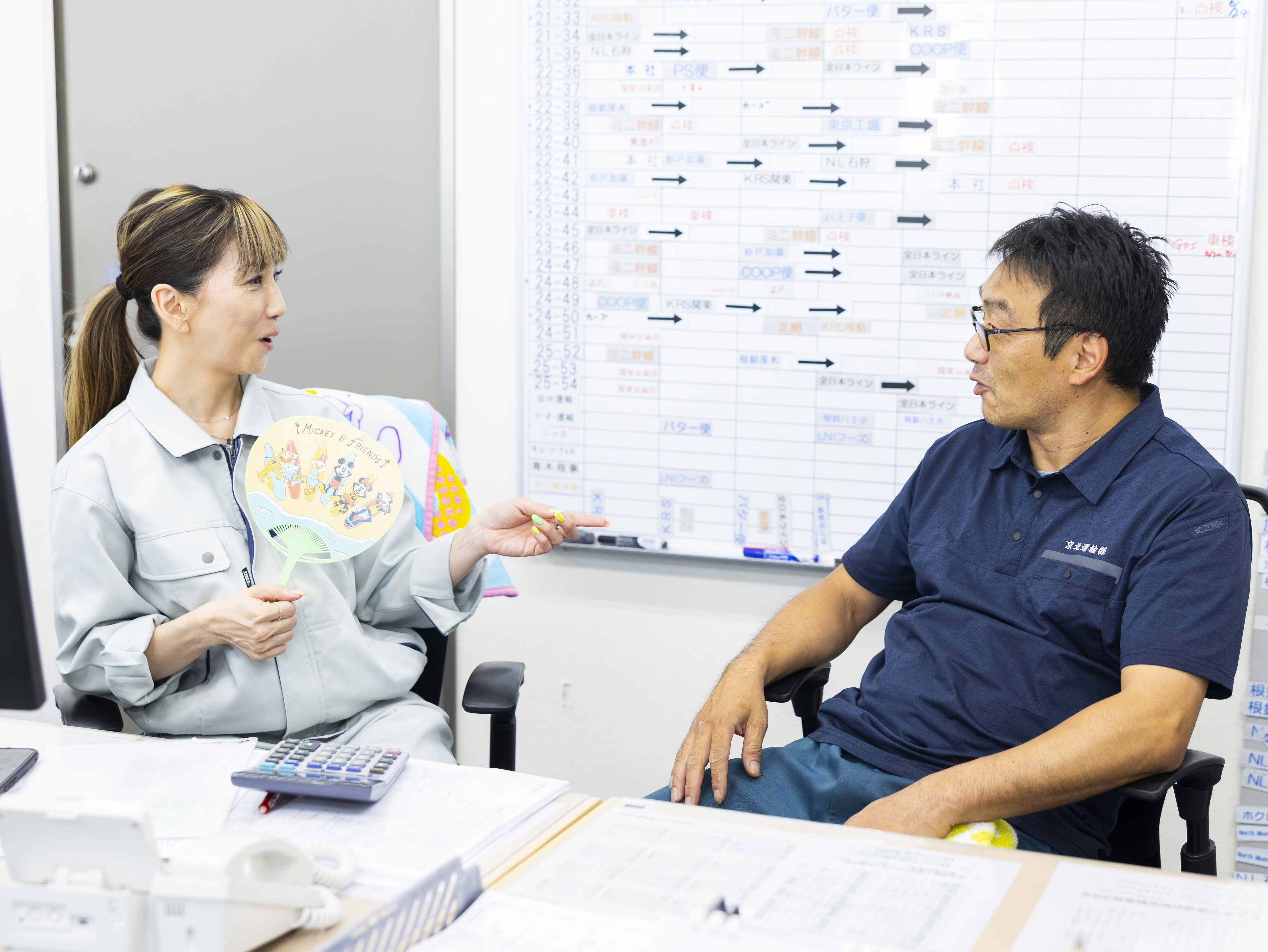 仕事の悩みだけでなく、他愛もない会話で息抜きができるなど、アットホームな雰囲気です。
このときは社員が釣ってきた魚の調理法について議論中の様子（笑）