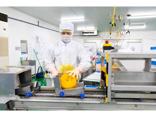 【基本的な製造工程(2)】
最初に人の手を加えるのは、ヘタを取り除く作業です。一見簡単そうに見えますが、実は少しだけコツが必要な工程です。