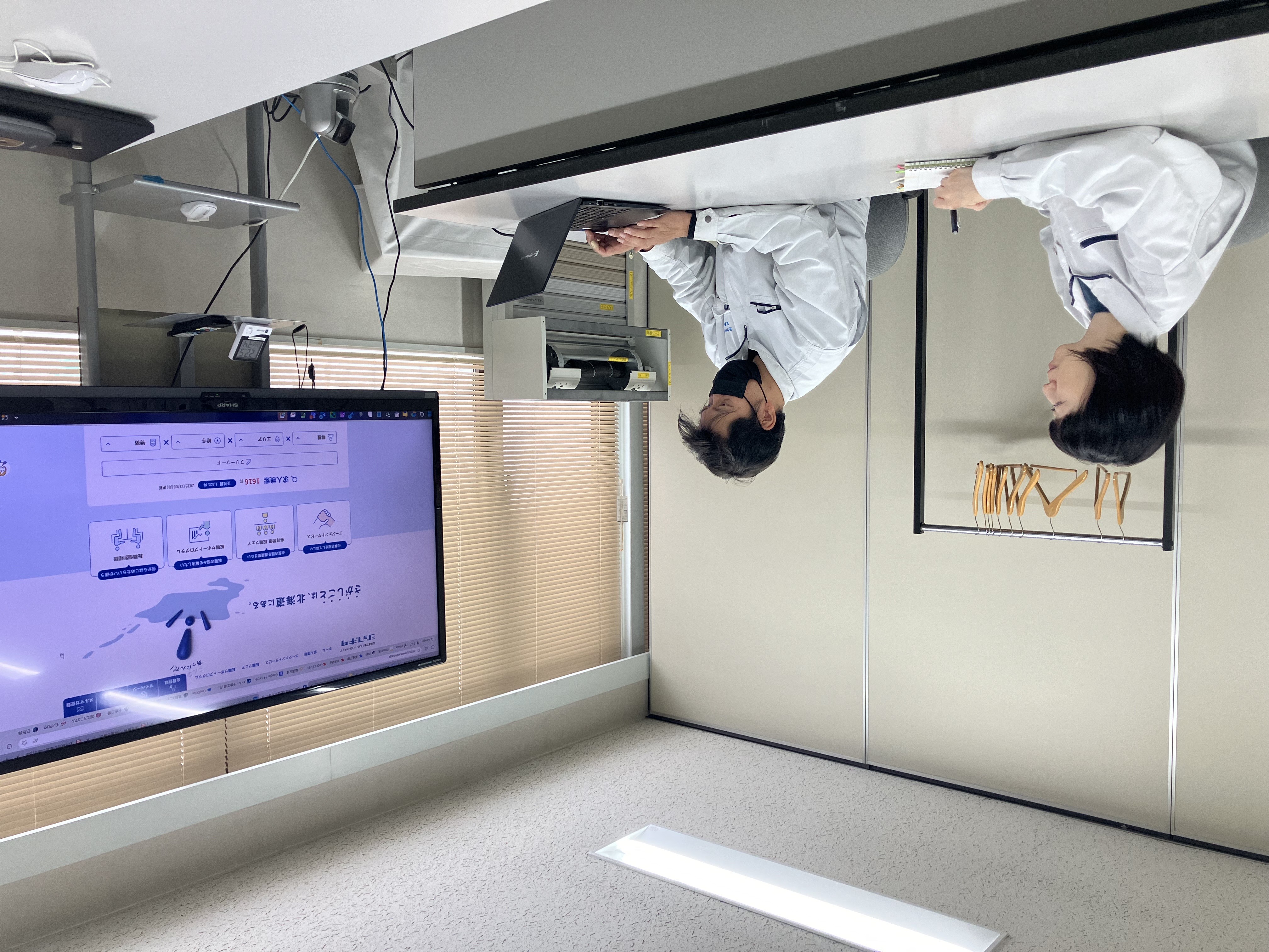 2F会議室ではweb会議も行います。スタッフみんなの知恵と経験を集約し、より良い製品を作り上げていきます。